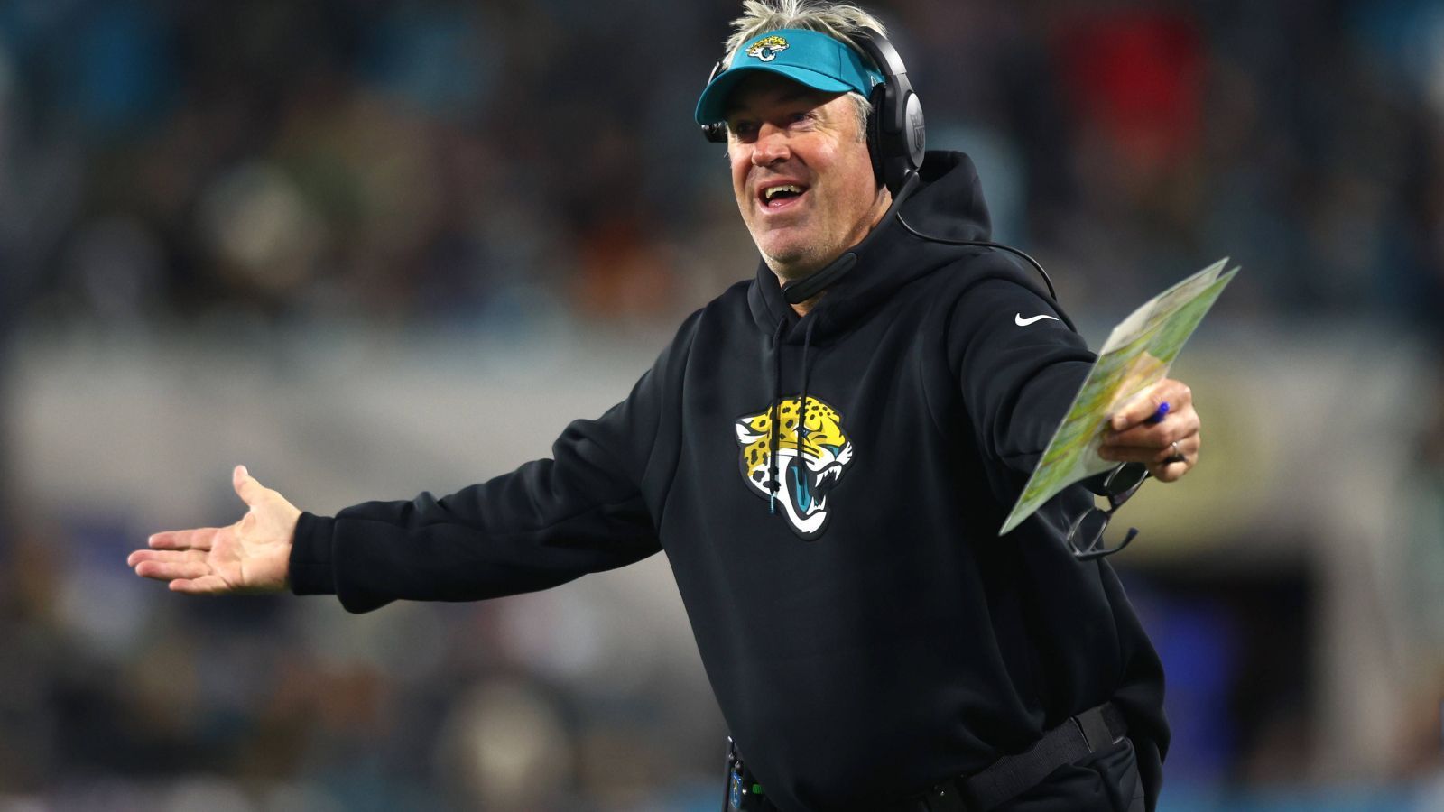 
                <strong>Gewinner: Doug Pederson (Jacksonville Jaguars)</strong><br>
                Zwischendurch lagen die Jacksonville Jaguars bereits mit 0:27 gegen die Los Angeles Chargers zurück. Heilsbringer Trevor Lawrence warf vier Interceptions und die Jaguars lagen am Boden. Ein unerfahrener Head Coach hätte wohl die Fassung verloren. Nicht jedoch Doug Pederson. Der Super-Bowl-Sieger von 2018 bewahrte kühlen Kopf, hielt seine Spieler zusammen und callte die richtigen Plays. Am Ende gewannen die "Jags" mit 31:30 und komplettierten ein nahezu mirakulöses Comeback. In der Divisional Round geht es nun zu den Kansas City Chiefs (Samstag ab 22:20 Uhr live auf ProSieben und im Stream).
              