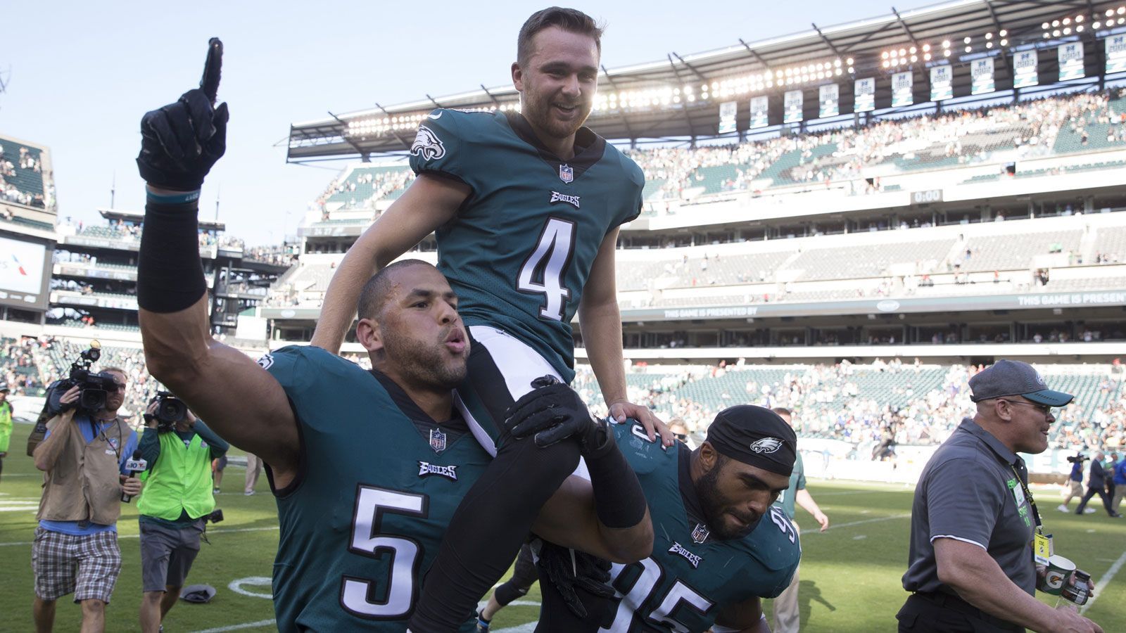 <strong>Jake Elliott - 61 Yards</strong><br>Das 61-Yard-Field Goal gegen die Vikings war nicht das erste dieser Art für Jake Elliott. Nach seinem Volltreffer im Division-Duell gegen die New York Giants am 24. September 2017 wurde der kleine Kicker von seinen Kollegen auf den Schultern getragen. Denn mit dem Field Goal aus 61 Yards in letzter Sekunde stellte Elliott das ausgeglichene Spiel auf 27:24 für die Eagles.
