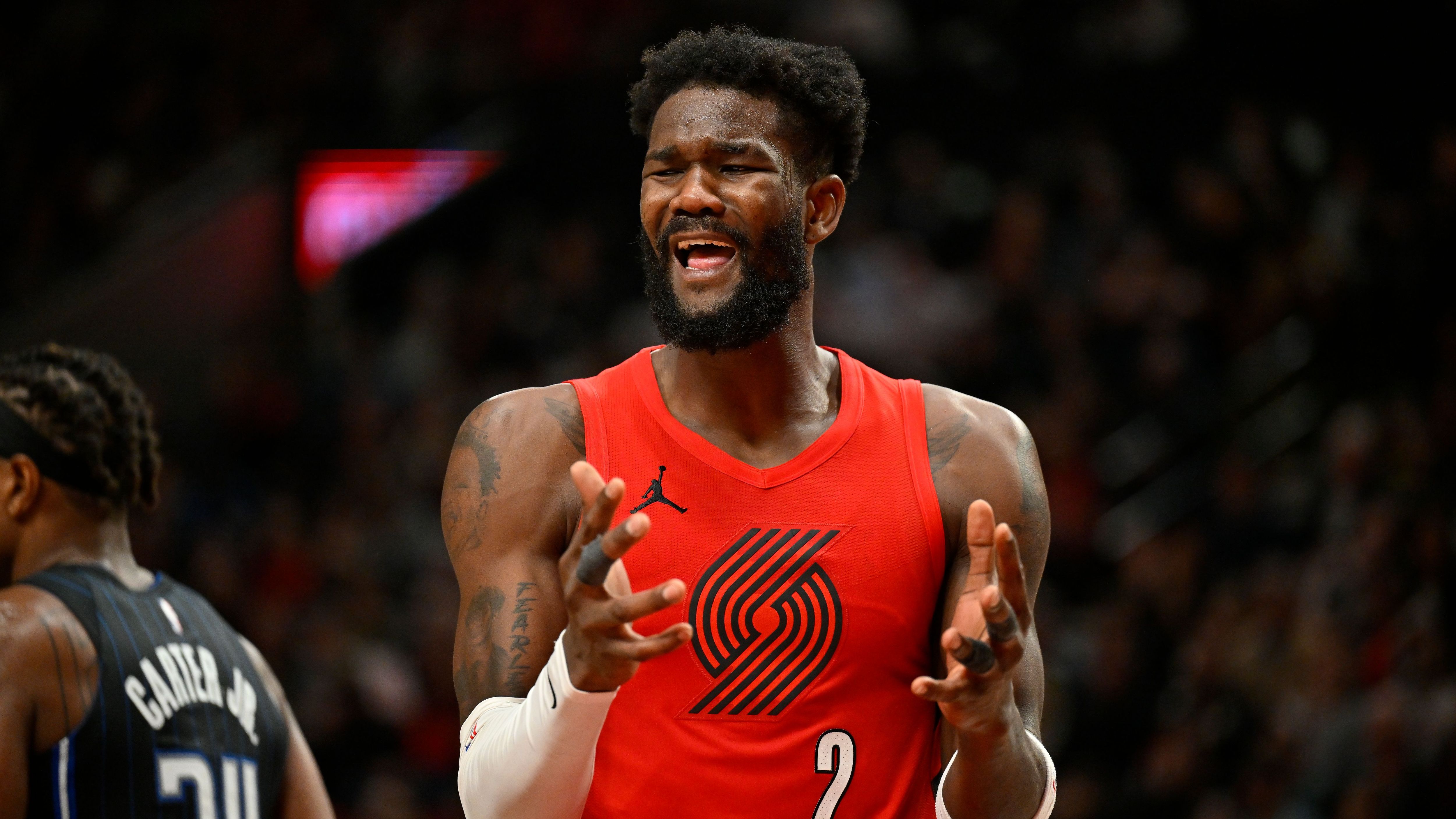 <strong>Platz 6 - Schlechteste Verträge: Deandre Ayton (Portland Trail Blazers)</strong><br><em>Gehalt kommende Saison: 34.005.126 Dollar</em><br>Nachdem Ayton 2018 von den Phoenix Suns an Nummer eins im Draft gezogen wurde, konnte er nie vollends überzeugen. Zwar schaffte er es in die NBA-Finals, jedoch entwickelte er nie die Dominanz, die man von ihm erwartet hatte. Nachdem er nicht mehr in Phoenix sein wollte, ging es für ihn nach Portland. Dort reißt er ebenfalls keine Bäume aus.