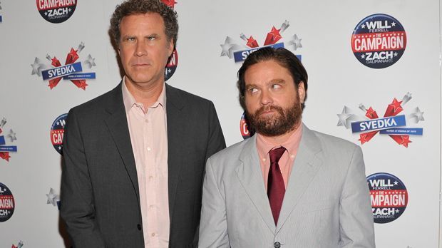 
                <strong>Will Ferrell und Zach Galifianakis (Chelsea)</strong><br>
                Will Ferrell (li.) und Zach Galifianakis (beide FC Chelsea). Die amerikanischen Comedians sind Anhänger des FC Chelsea. Während einer US-Tour im Jahr 2012 treffen die "Blues" auf das Duo, das dann sofort Anhänger vom Londoner Verein wird.
              