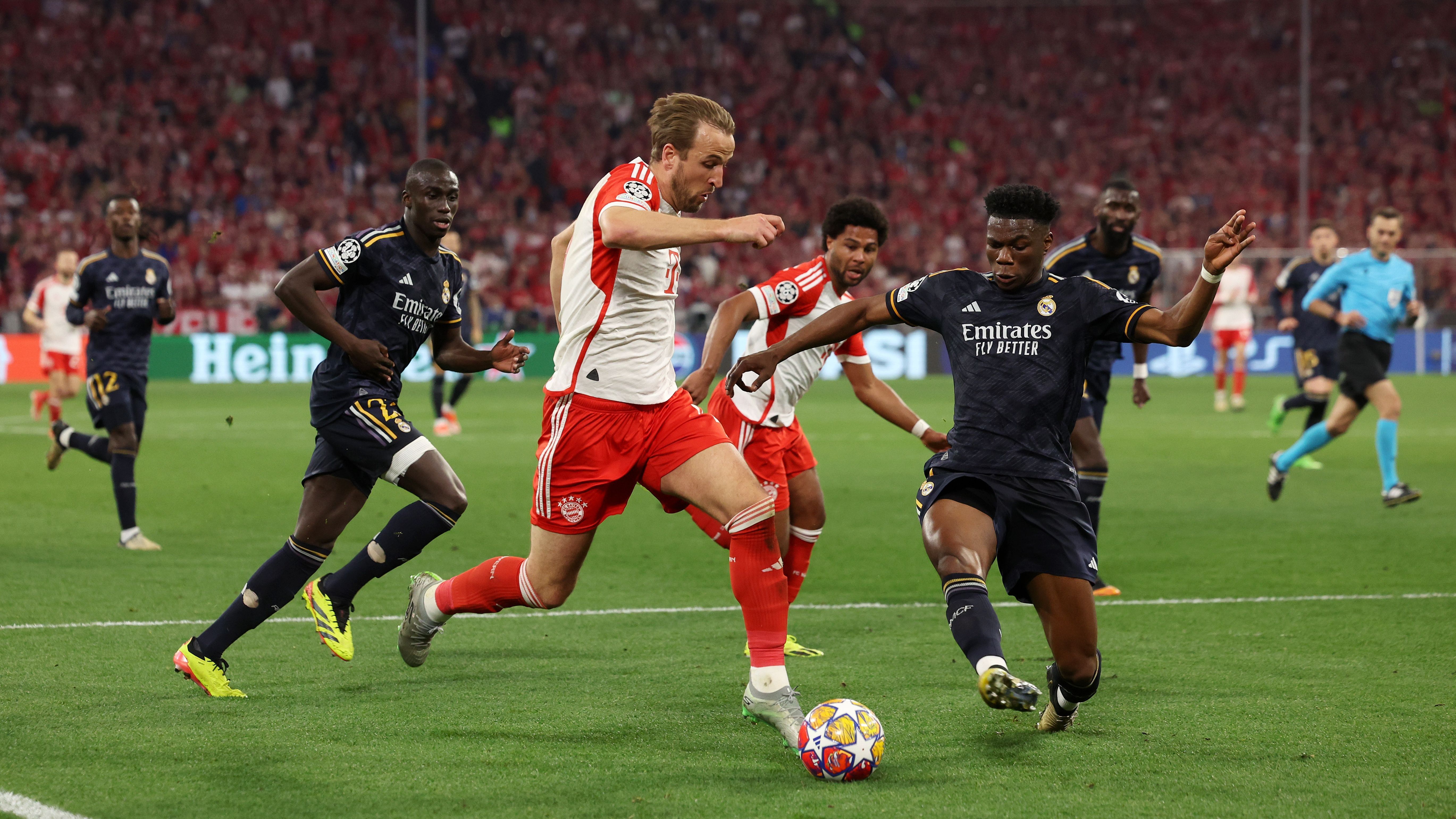 <strong>Spektakel in München endet Remis</strong><br>Der FC Bayern München und Real Madrid trennen sich in einem spektakulären Halbfinal-Hinspiel mit 2:2. Während das Team von Trainer Thomas Tuchel vor allem von eigenen Drangphasen lebt, zeigt sich der Gast aus Spanien mal wieder kaltschnäuzig. <strong><em>ran</em></strong> präsentiert die Noten aller Spieler beider Teams in der Einzelkritik.