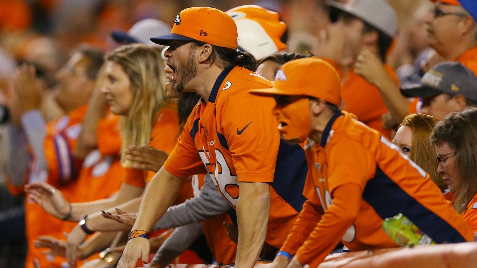 
                <strong>18. Platz: Denver Broncos</strong><br>
                Stadion: Empower Field at Mile High (Kapazität: 76.125) -Fan-Kosten: 535,81 US-Dollar
              