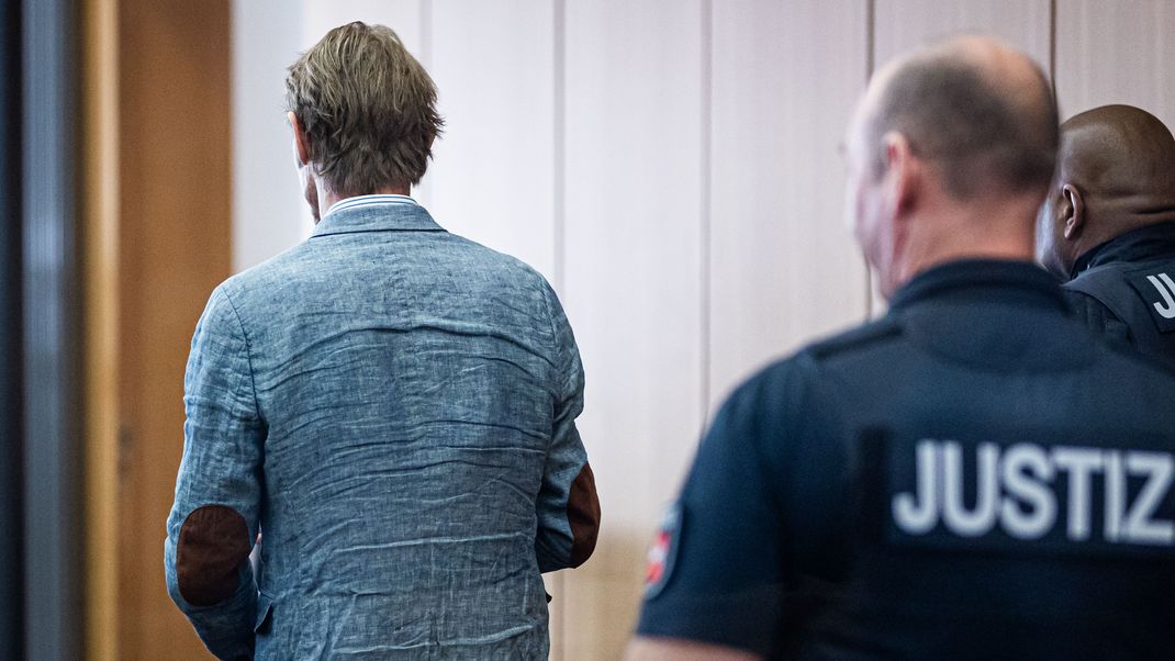 Christian B. (l) steht im Juli 2024 im Gerichtssaal im Landgericht Braunschweig.