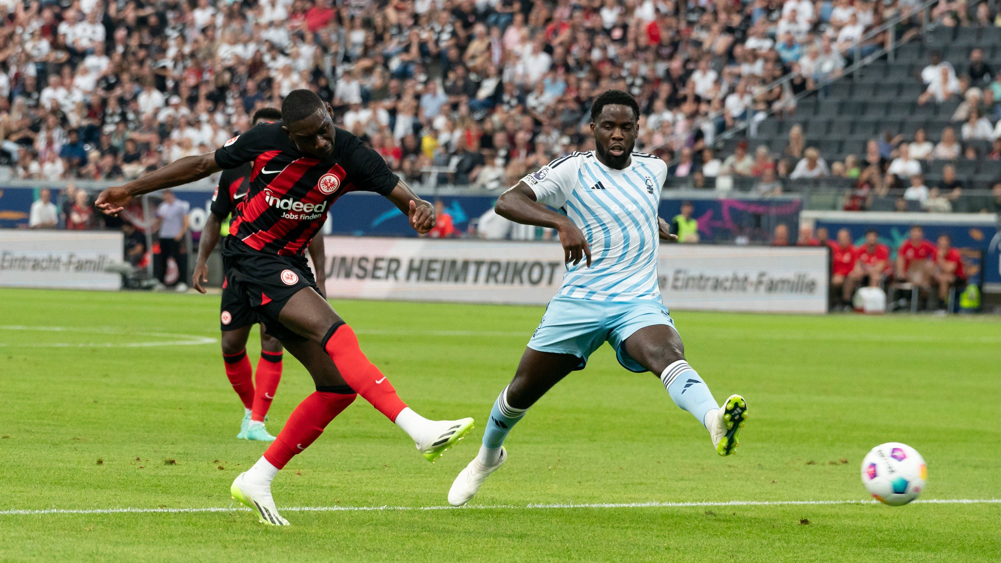 <strong>Randal Kolo Muani (Eintracht Frankfurt)</strong><br>Wie "Sky" berichtet, hat der 24-Jährige einen mündliche Vereinbarung mit PSG. Eintracht Frankfurt soll bereits informiert und offen für Gespräche sein. Allerdings soll Sportvorstand Markus Krösche nicht bereit sein, weniger als 100 Millionen Euro zu akzeptieren. Ein Tausch-Deal scheint nicht im Sinne der Frankfurter sein.