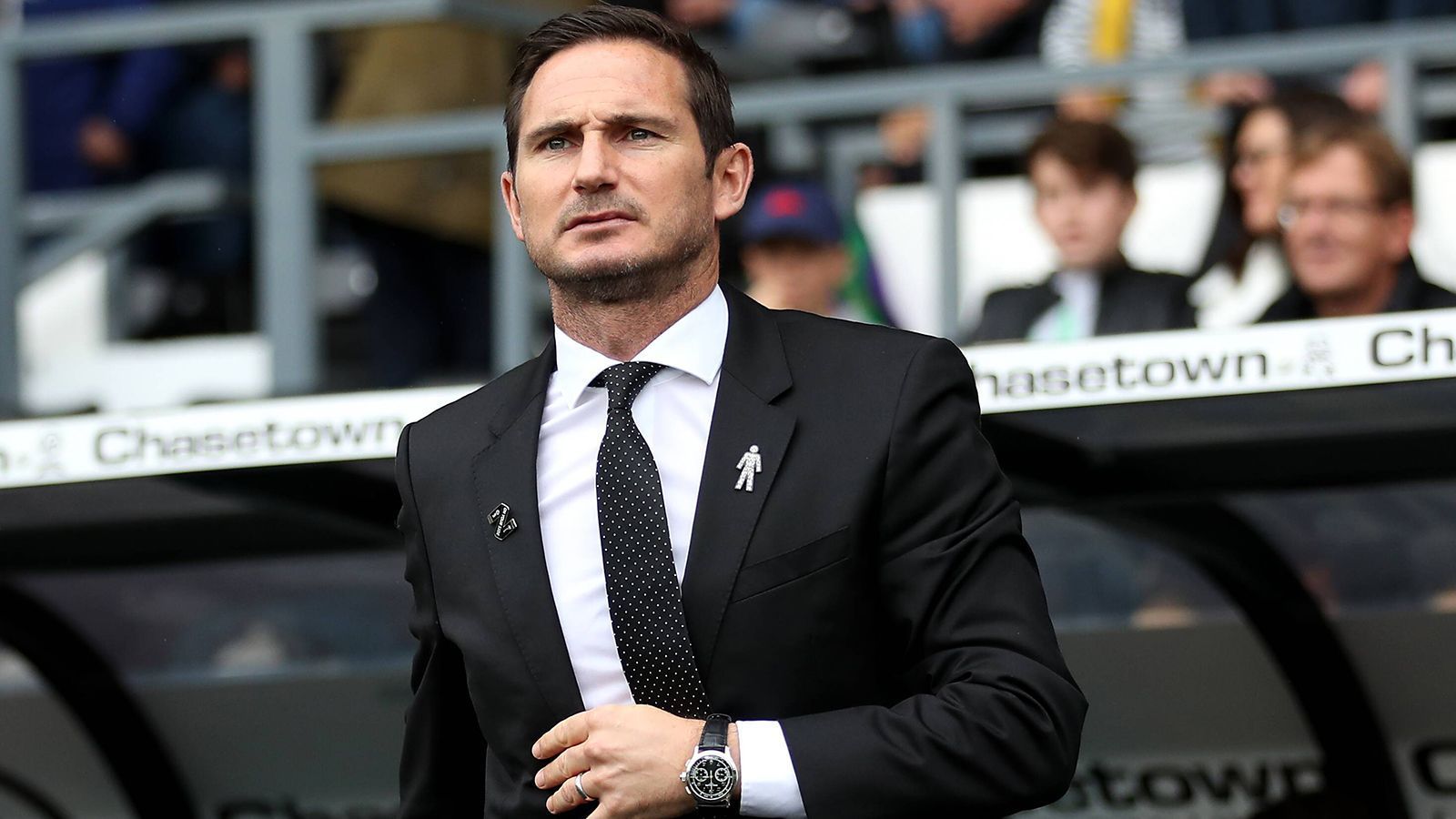 
                <strong>Franck Lampard (Trainer Derby County)</strong><br>
                Aus der Nachwuchsabteilung von West Ham United stammend, entwickelte sich Franck Lampard zum Fanliebling beim FC Chelsea. 13 Jahre trug der zentrale Mittelfeldspieler das Trikot der "Blues" und verließ die Londoner 2014 für Aufenthalte bei Manchester City und dem New York FC zum Ausklang seiner Karriere. Anfang 2017 war dann nach über 20 Jahren als Profi endgültig Schluss. Seit Saisonbeginn trainiert Lampard Derby County aus der zweiten englischen Liga. Dort steht der Verein momentan auf dem fünften Tabellenplatz - der Aufstieg ist also durchaus ein Ziel. 
              