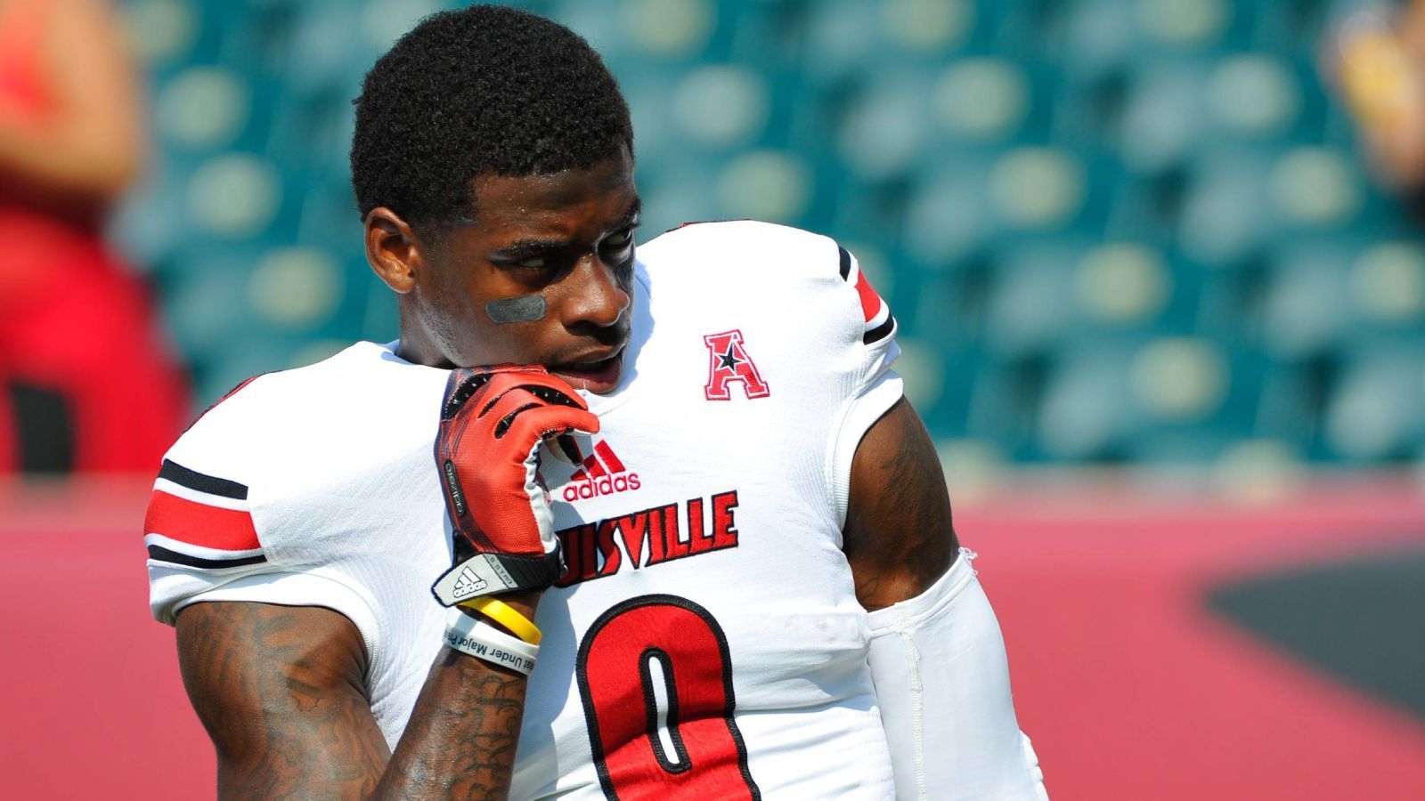 
                <strong>DeVante Parker (Miami Dolphins)</strong><br>
                Auch DeVante Parker hatte früher eine einstellige Trikotnummer. Für die Louisville Cardinals fing der Wide Receiver mit der Rückennummer neun in vier Saisons die Bälle, ehe er 2015 zu den Miami Dolphins gedraftet wurde. Dort trägt er seither die Nummer elf.
              