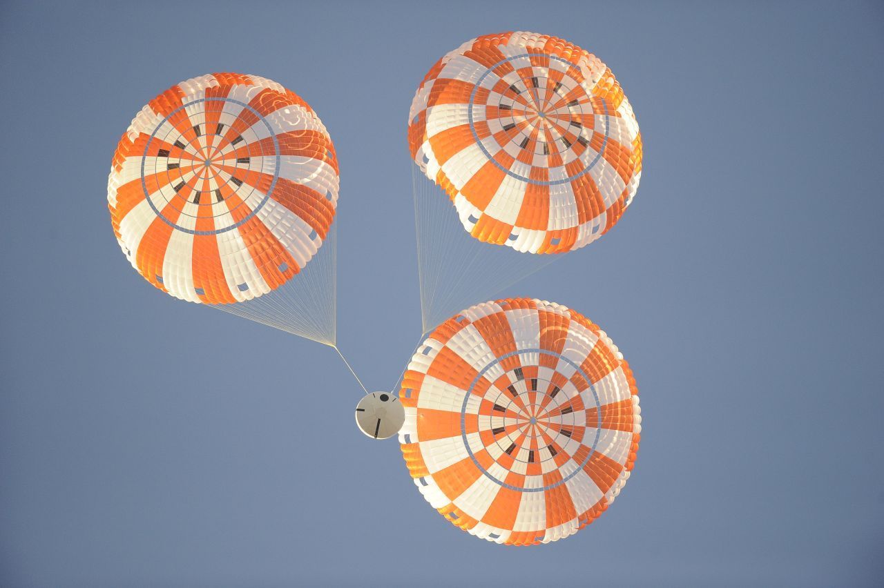 Wie schon zu Apollozeiten werden die Astronaut:innen mit einem Fallschirm im Meer landen.
