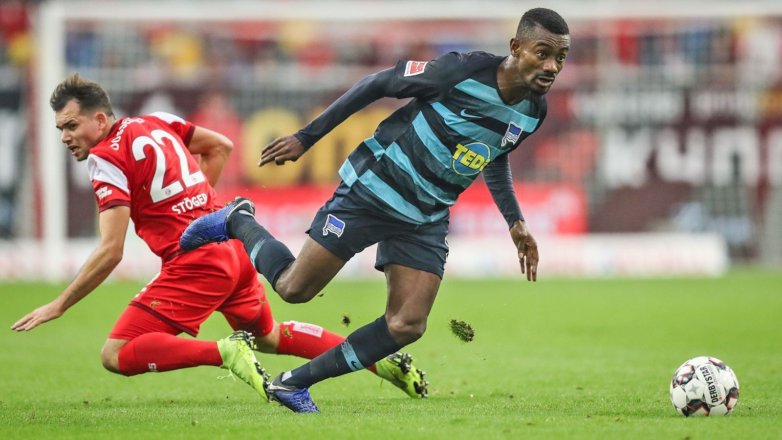 
                <strong>Flügelspieler: Salomon Kalou</strong><br>
                Obwohl die Hymne der Champions League, abgesehen vom Finale 2015, zuletzt im Jahr 2000 im Berliner Olympiastadion zu hören war, brachte ein Transfer ein Stück dieses Glanzes zurück in die deutsche Haupstadt. Mit Salomon Kalou kam 2014 ein Weltstar auf dem Weg zum Karrieende nach Berlin. Der Ivorer, der zwei Jahre zuvor mit dem FC Chelsea im "Finale dahoam" dem FC Bayern eine der schmerzlichsten Niederlagen der Klub-Historie zufügte, etablierte sich schnell als Stamm- und Führungsspieler. Erst in der aktuellen Saison verlor er seinen Platz in Herthas erster Elf und wird den Klub 2020 verlassen. Am Ende bleibt aber auch in seiner Geschichte eine Besonderheit: Mit sechs Profi-Jahren hat er genauso viel Zeit bei Hertha BSC verbracht wie beim großen FC Chelsea. Die längsten Stationen seiner Karriere.
              