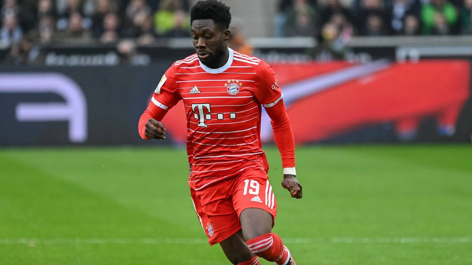 
                <strong>Alphonso Davies (FC Bayern München)</strong><br>
                Mit seinem Tempo schafft Alphonso Davies auf der linken Außenbahn immer wieder Durchbrüche bis nahe an die Grundlinie und sorgt so für Gefahr. Genau so entsteht der zwischenzeitliche Ausgleich, denn der Kanadier überragend vorbereitet. ran-Note: 2.
              