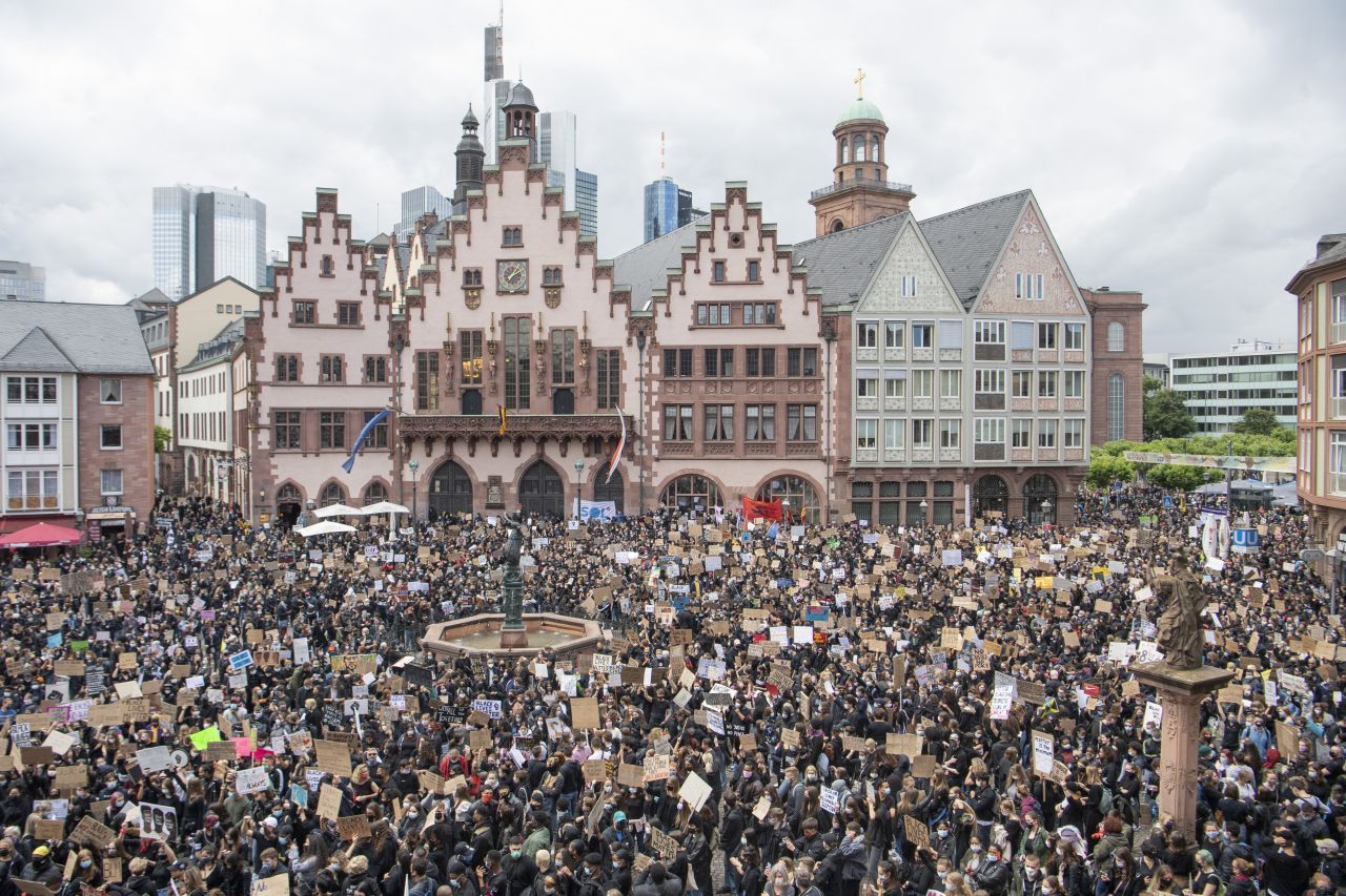 Auch in Frankfurt solidarisierten sich 8.000 Menschen mit den Opfern von Rassismus und Polizeigewalt.