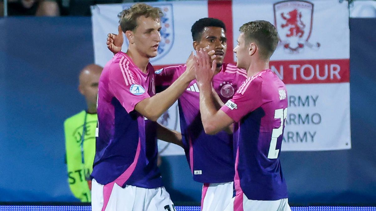 Nelson Weiper (Germany) bejubelt seinen Treffer zum 0:2 mit Ansgar Knauff (Germany) und Elias Baum (Germany), UEFA European Under-21 Championship 2025 Group Stage, England v Germany, Nitra Stadium ...