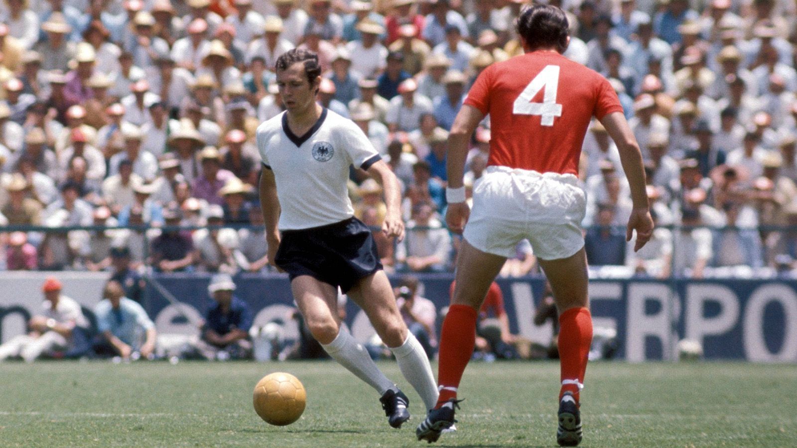 
                <strong>WM 1970: England - Deutschland 2:3 (2:2, 0:1) n.V.</strong><br>
                ... Ein Treffer von Franz Beckenbauer und das legendäre Hinterkopfballtor von Uwe Seeler retteten die Deutschen in Leon jedoch in die Verlängerung. Gerd Müller sorgte in der 108. Minute schließlich für den Endstand.
              