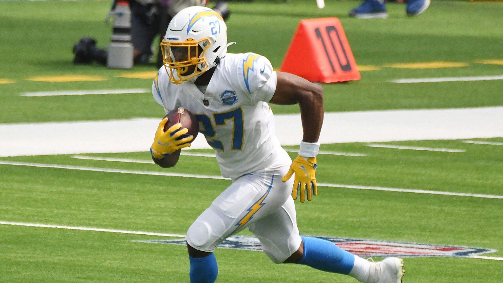 
                <strong>Die meisten Catches ohne Drop in einer Saison</strong><br>
                Mit Joshua Kelley könnte ein weiterer Rookie der Los Angeles Chargers einen neuen Rekord aufstellen. Bisher konnte der Running Back jeden der 23 Pässe in seine Richtung fangen. Zum Rekordhalter Pierre Thomas fehlen ihm nur sechs Pässe, die er allesamt fangen muss. Angesichts von nur zwei Pässen in den letzten drei Spielen, in denen er im Kader stand, dürfte das aber eine Herkulesaufgabe werden.
              