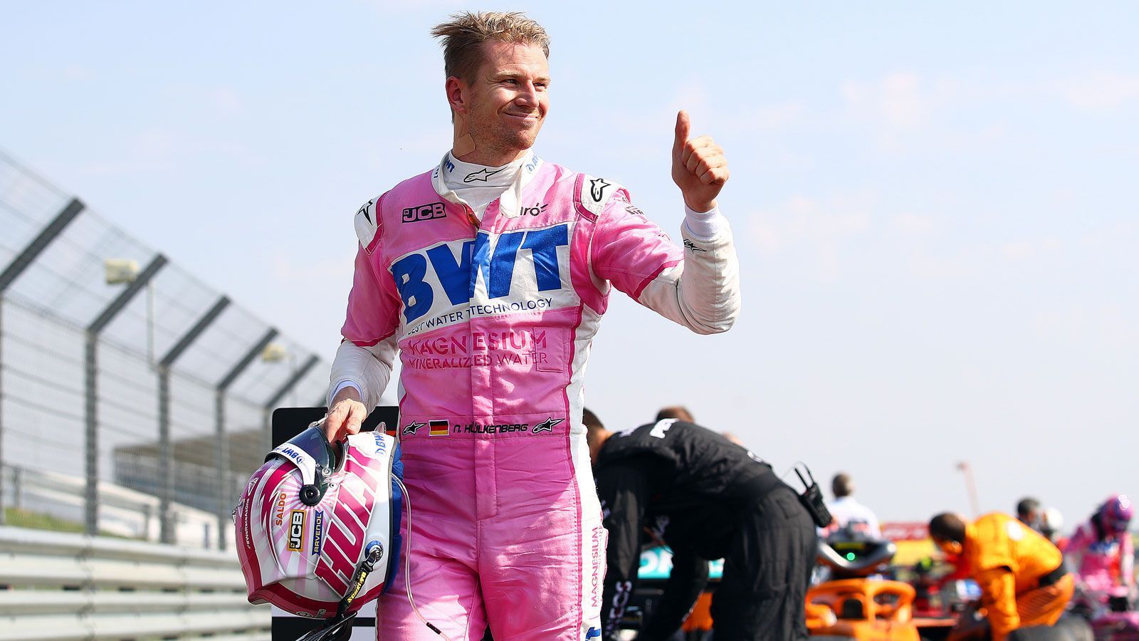 
                <strong>Hülkenberg mutiert zum Super-Ersatzmann</strong><br>
                Überraschend schnell kehrte Nico Hülkenberg in den Fahrerzirkus zurück - als Feuerwehrmann. Der Emmericher, im vergangenen Jahr noch Pilot bei Renault, kommt bei Racing Point für zwei Rennen als Ersatzmann zum Einsatz. Als kurzfristiger Ersatz für den corona-infizierten Sergio Perez greift Hülkenberg in Silverstone zweimal ins Lenkrad. Beim Start des ersten Rennens macht ihm die Technik einen Strich durch die Rechnung, eine Woche später geht er sensationell von Position drei ins Rennen, am Ende reicht es allerdings "nur" für Rang sieben. Am Nürburgring folgt Hülkenbergs dritter Einsatz, diesmal für den ebenfalls vom Virus heimgesuchten Perez-Kollegen Lance Stroll. Obwohl er kaum Zeit hat, das Auto kennenzulernen, fährt der 33-Jährige ein aufsehenerregendes Rennen und verbessert sich von seinem 20. Startplatz noch auf den achten Rang.
              