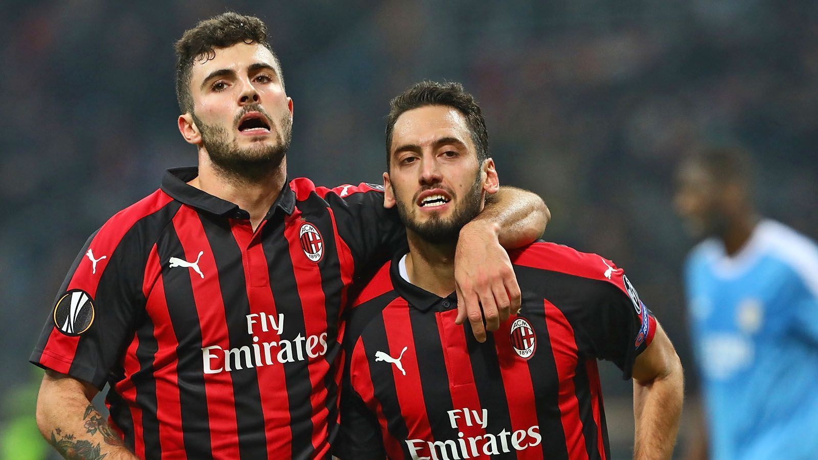 
                <strong>AC Mailand</strong><br>
                Für die Saison 2019/2020 hat sich Milan als Tabellenfünfter der Serie A eigentlich für die Europa League qualifiziert. Doch die Mailänder Fans werden im Herbst an den Donnerstagabenden anderweitig planen können. Der internationale Sportgerichtshof CAS hat nämlich eine Sperre wegen Verstößen gegen das Financial Fairplay der UEFA verhängt. Kurz gesagt: Kein Europa-Pokal für Milan! Die UEFA hat in den Zeiträumen 2015-2017 und 2016-2018 erhebliche Verstöße Milans gegen das Financial Fairplay nachgewiesen, welche schlussendlich zum Europapokal-Ausschluss führten. Durch das Urteil sind die Akten zu sämtlichen Financial-Fairplay-Verfahren zwischen dem AC Milan und der UEFA geschlossen. 
              