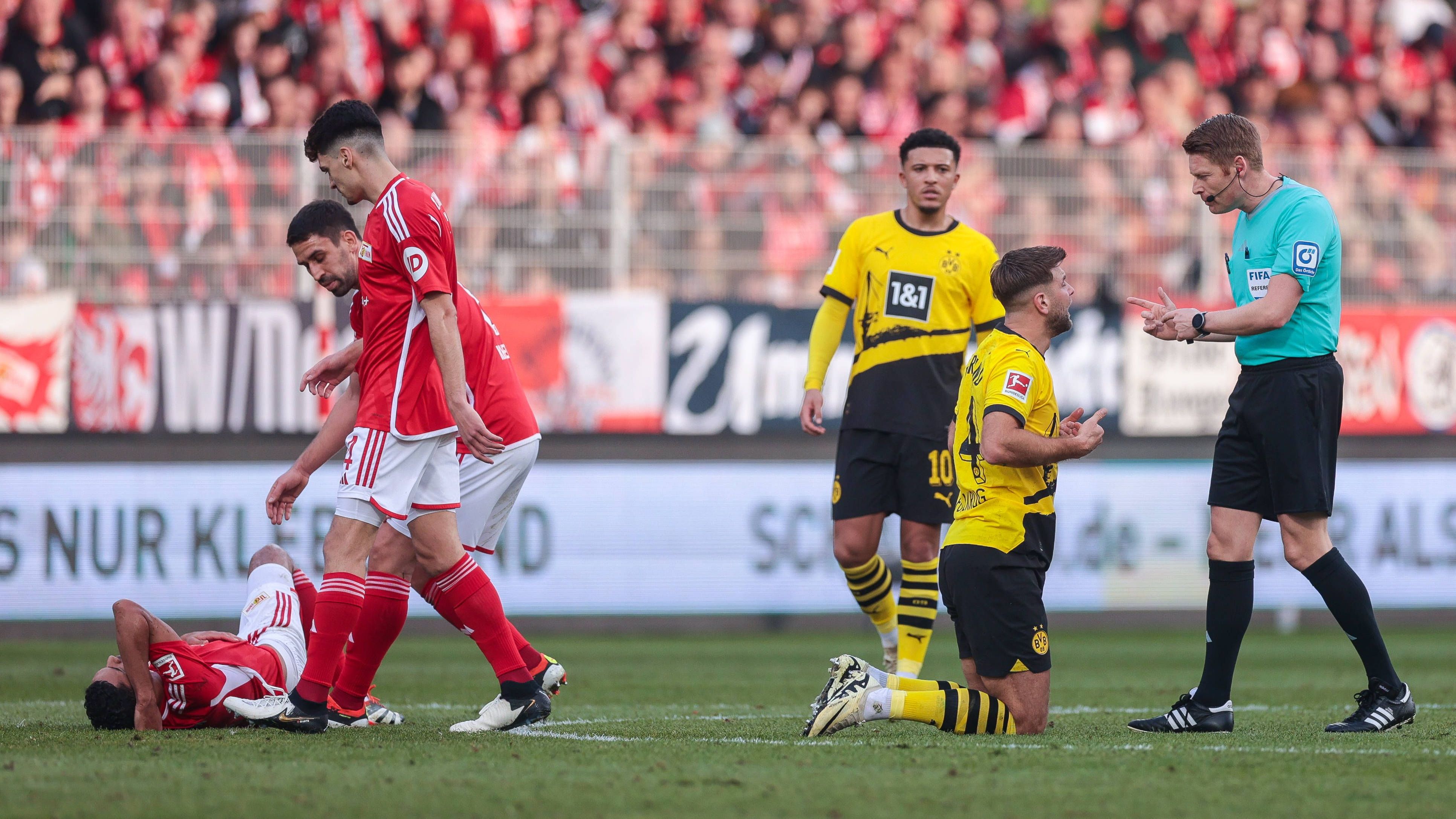 <strong>Niclas Füllkrug</strong><br>Bis auf einen harmlosen Kopfball in einem Angriff, der wegen Abseits abgepfiffen wird, kommt von ihm fast nichts. Wird von seinen Kollegen aber schon deshalb kaum eingebunden, weil es nur wenige gute Flanken gibt und auch übers Zentrum nur wenig kommt. <em><strong>ran</strong></em>-Note: 4.