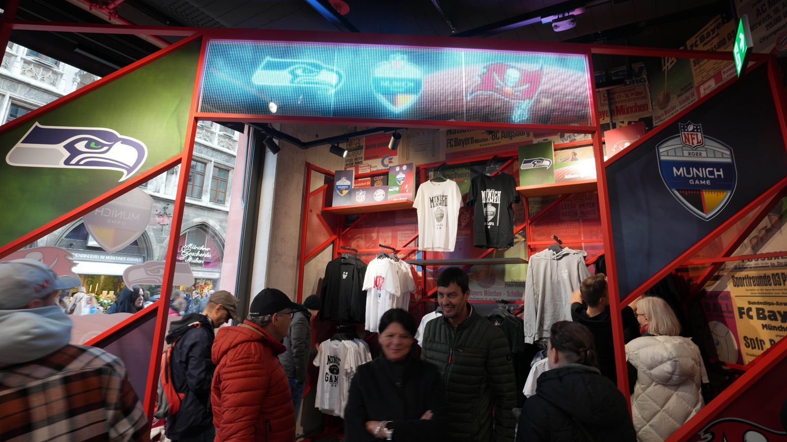 
                <strong>NFL-Shop am Odeonsplatz</strong><br>
                Am Odeonsplatz wurde ebenfalls eigens für das Munich Game ein NFL-Fanshop eingerichtet. Fans konnten sich dort Merchandising-Produkte ihrer Lieblingsteams und viele weitere Football-Artikel kaufen.
              