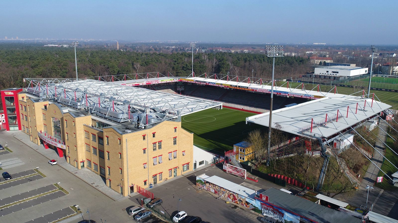 
                <strong>Platz 2: Stadion an der Alten Försterei (1. FC Union Berlin)</strong><br>
                4,7 Sterne (2831 Bewertungen)
              