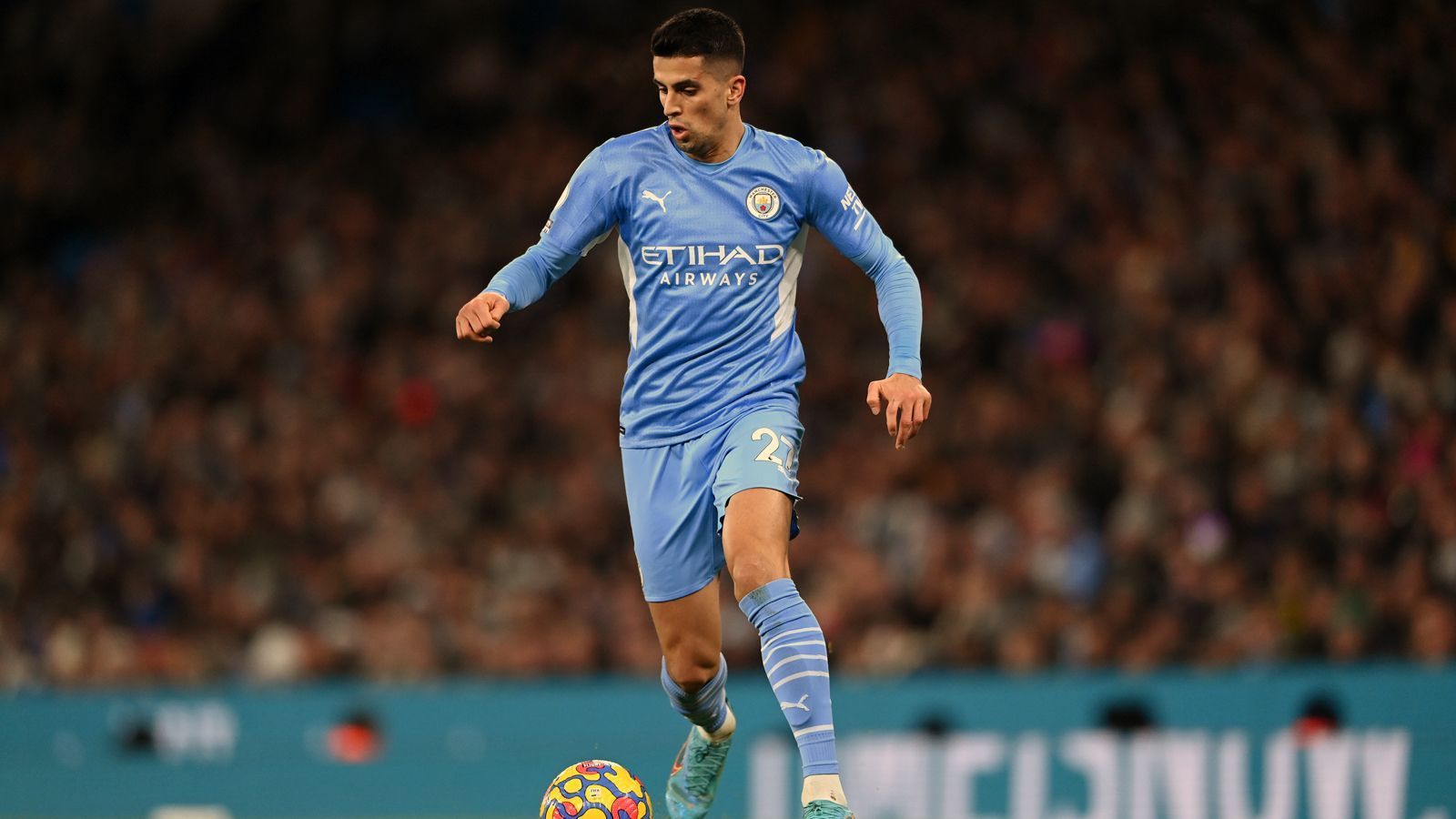 
                <strong>Abwehr: Joao Cancelo (Manchester City)</strong><br>
                Sogar in 36 von 38 Premier-League-Begegnungen mischte Joao Cancelo für Meister Manchester City mit. Der Außenverteidiger aus Portugal kam nicht zuletzt durch seine Vielseitigkeit auf so viele Saison-Einsätze, schließlich kann der 28-Jährige sowohl rechts als auch links in der Viererkette agieren. Mit sieben Torvorlagen hatte der Nationalspieler offensiv einen ordentlichen Anteil daran, dass es für ManCity am Ende mit dem Meistertitel im Fernduell mit Liverpool klappte. 
              