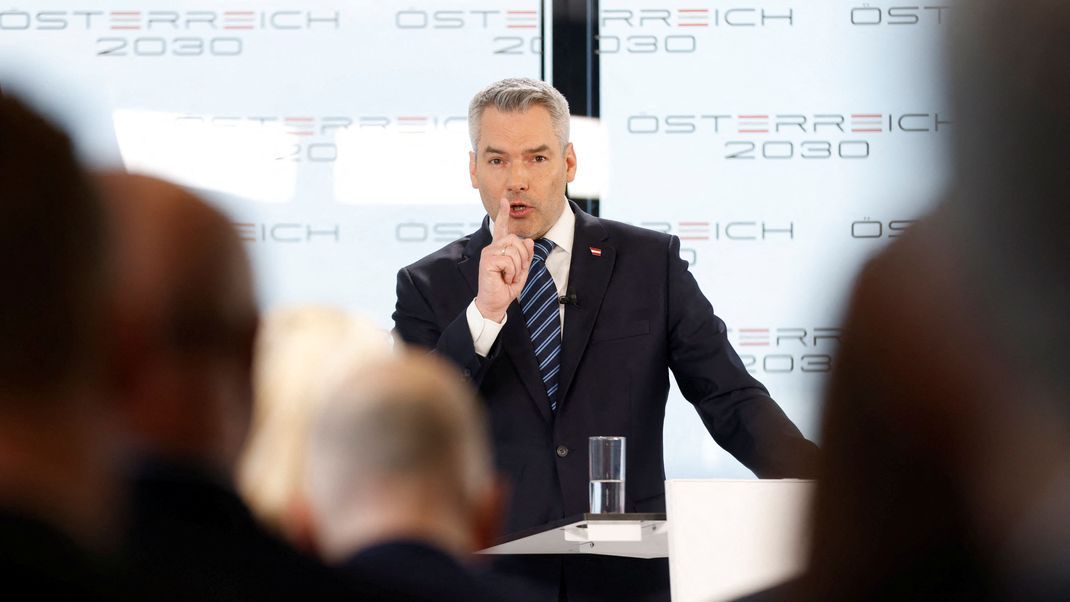 Im Zuge seines "Österreichplans" will Österreichs Kanzler Nehammer bis 2030 das Gendern verbieten.