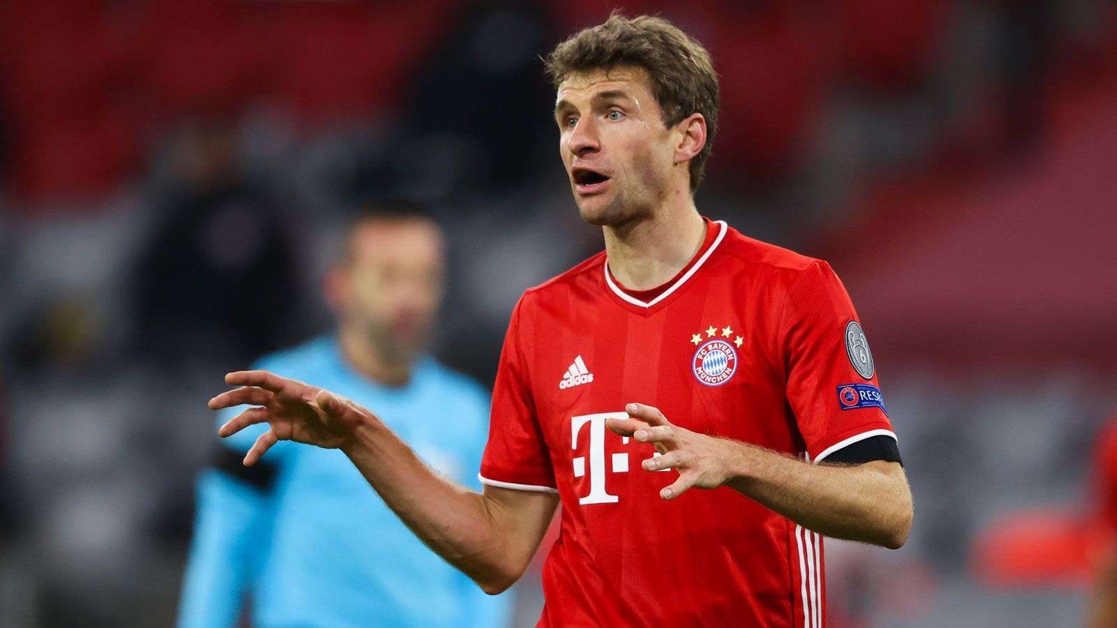 
                <strong>Thomas Müller</strong><br>
                Erst läuft das Eigengewächs mit Handschuhen auf, dann entledigt er sich dieser zeitig. Mehr bleibt lange nicht zu notieren. Bis zum 1:0, das Müller einleitet und mit dem Schuss, den Stankovic nicht festhält, auch vorbereitet. Von da an ein steter Unruheherd. ran-Note: 2
              