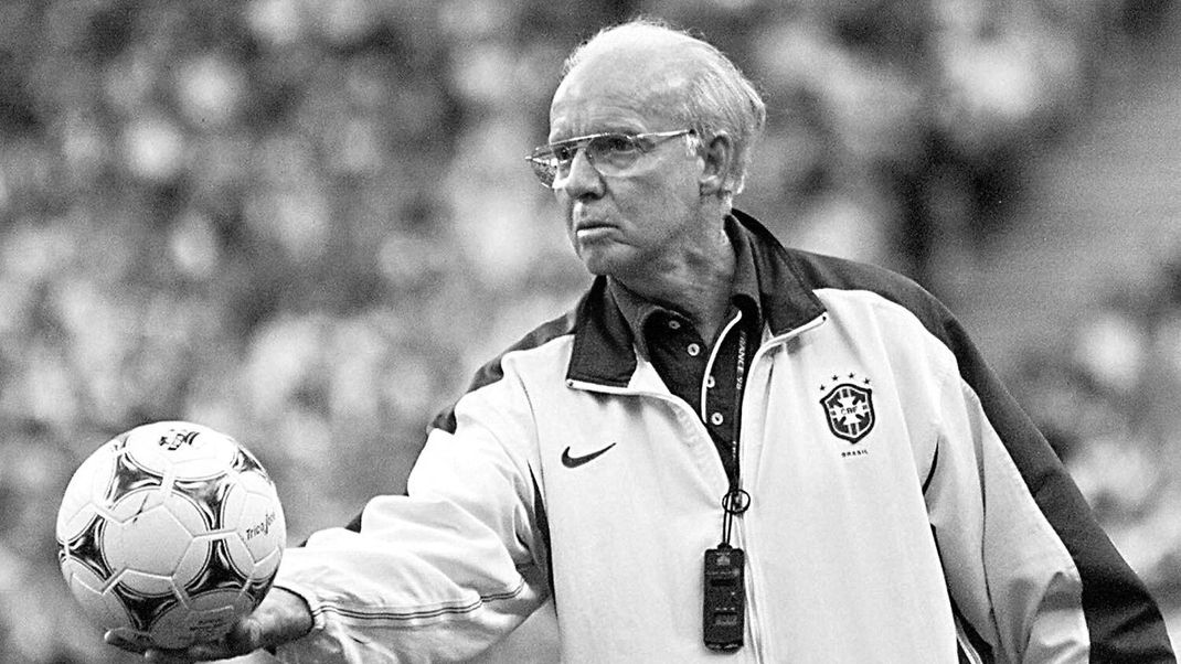 RECORD DATE NOT STATED  Esta fotografia de 1998 muestra al entrenador de la seleccion brasilena de futbol, Mario Zagallo, durante la final de la Copa del Mundo contra Francia, en la que Brasil perdio 0-3. EDITORIAL USE ONLY *** This 1998 photograph shows the coach of the Brazilian national soccer team, Mario Zagallo, during the World Cup final against France, in which Brazil lost 3-0 EDITORIAL USE ONLY PUBLICATIONxNOTxINxBRAxARGxCOLxVENxPERxCHIxECUxBOLxURUxPARxGUY Copyright: xGDA/LaxNacion/CostaxRicax-xTodosxlosxderechosxreservados.xProhibidoxelxusoxoxreproduccionxdexestaximagenxenxCostaxRicax GABRIELxBOUYSx crlanacionpic129648