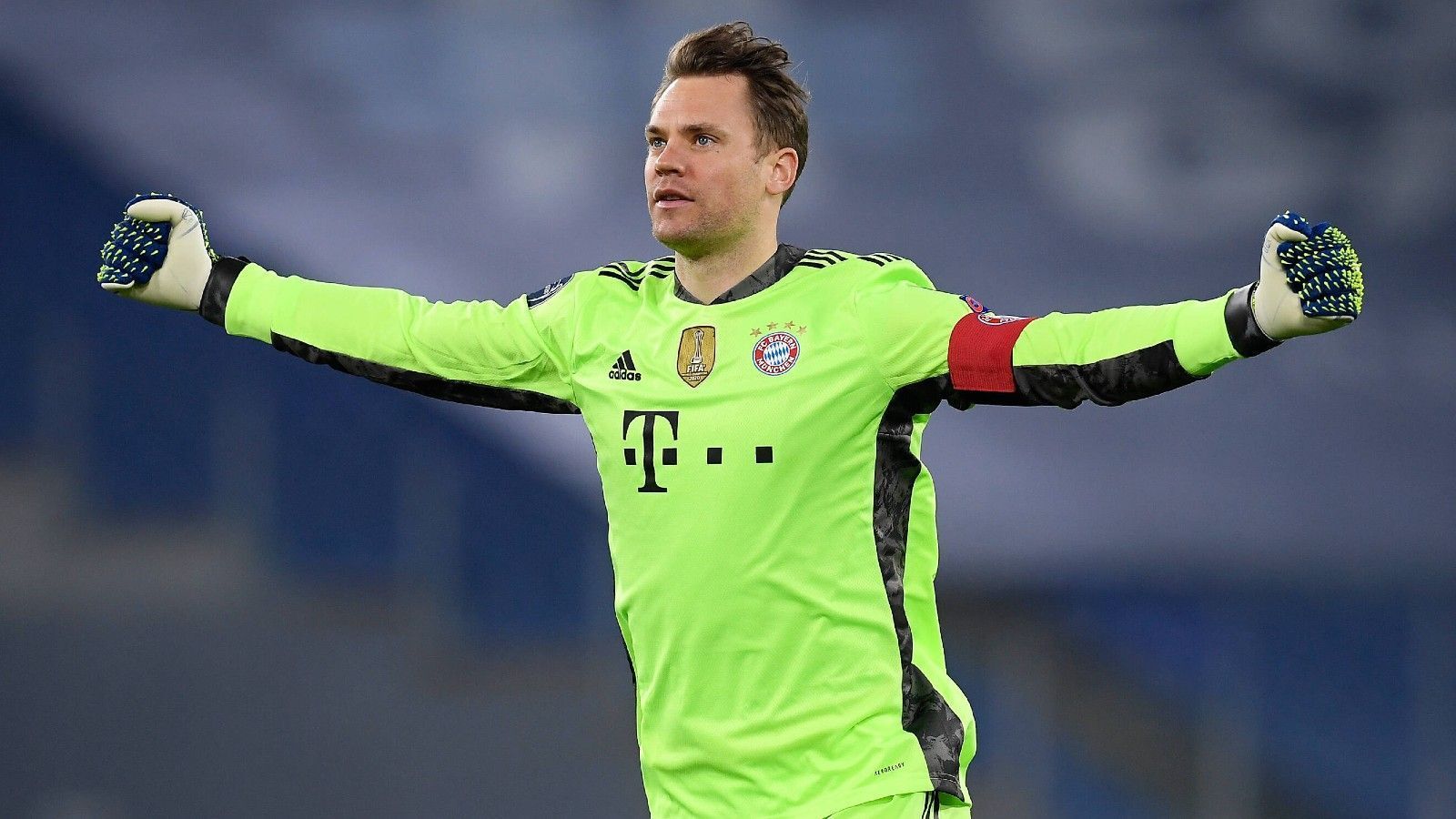 
                <strong>Manuel Neuer</strong><br>
                Im ersten Durchgang kaum geprüft, versucht immer wieder mit weiten Abwürfen das Bayern-Spiel schnell zu machen. Beim Gegentor wird er von seiner Abwehr im Stich gelassen, danach aber mit einer Weltklasse-Parade, die ein zweites Gegentor verhindert. ran-Note: 2
              