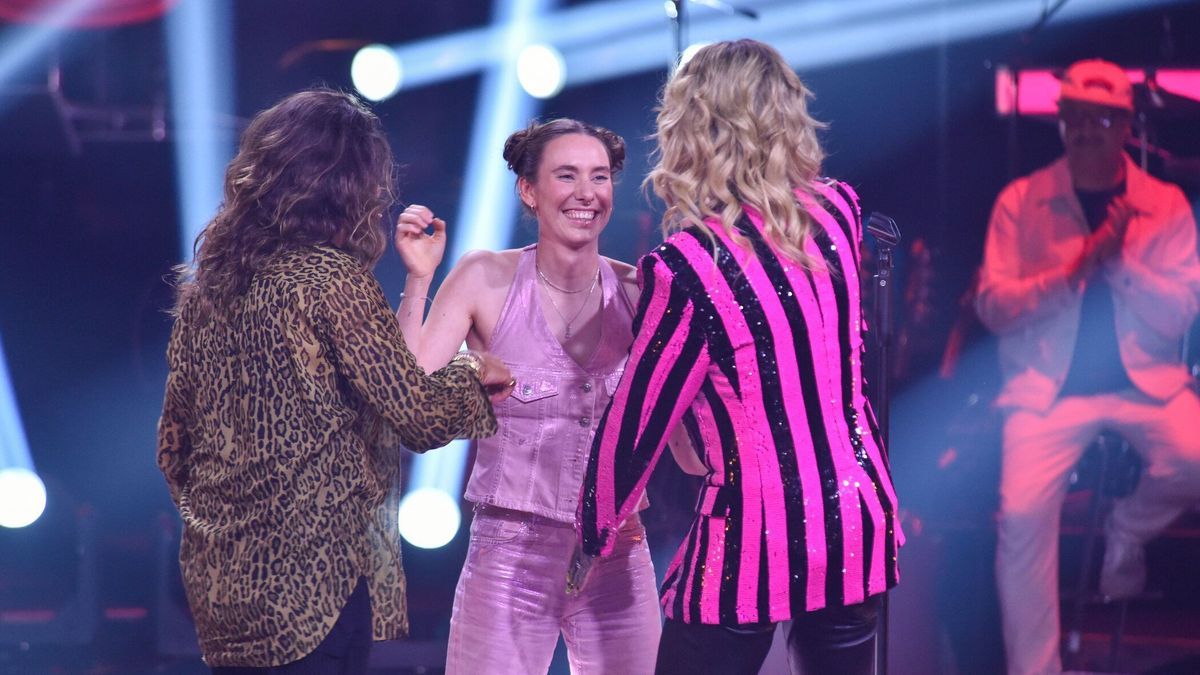 Malou Lovis Kreyelkamp freut sich mit ihren Coaches bei den Teamfights von "The Voice of Germany" 2023