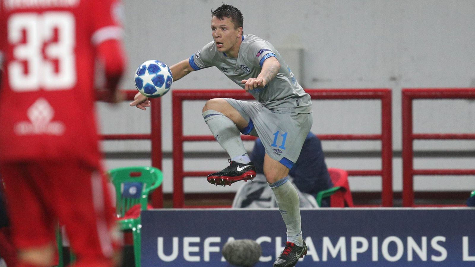 
                <strong>Yevhen Konoplyanka</strong><br>
                Hat nur sehr wenige lichte Momente, findet nicht wirklich ins Spiel und kann offensiv kaum Akzente setzen. Bekommt in der zweiten Halbzeit mehr Platz und mehr Möglichkeiten auf seiner Seite, seine Flanken sind aber allesamt unbrauchbar. Bis seine Ecke in der 88. Minute McKennie im Strafraum findet. ran-Note: 4
              