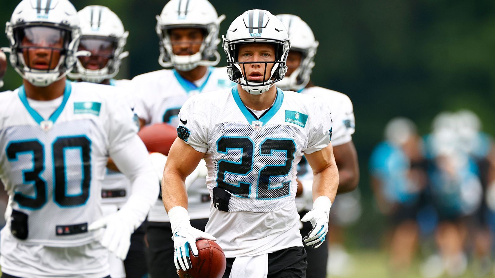
                <strong>Carolina Panthers - Wie viel kann man Christian McCaffrey zumuten?</strong><br>
                Running Back Christian McCaffrey kann mit dem Ball nahezu alles, 2019 lieferte er über 1.000 Rushing- und über 1.000 Receiving-Yards ab. Den Großteil der letzten Saison verpasste er aufgrund von mehreren Verletzungen, dementsprechend unspektakulär verlief die Saison der Carolina Panthers. 2021 soll er wieder komplett fit ins Saisongeschehen eingreifen und die Offense gemeinsam mit Sam Darnold tragen. Aber wie viel Belastung kann man dem 25-Jährigen nach den Verletzungen wirklich zumuten? 
              