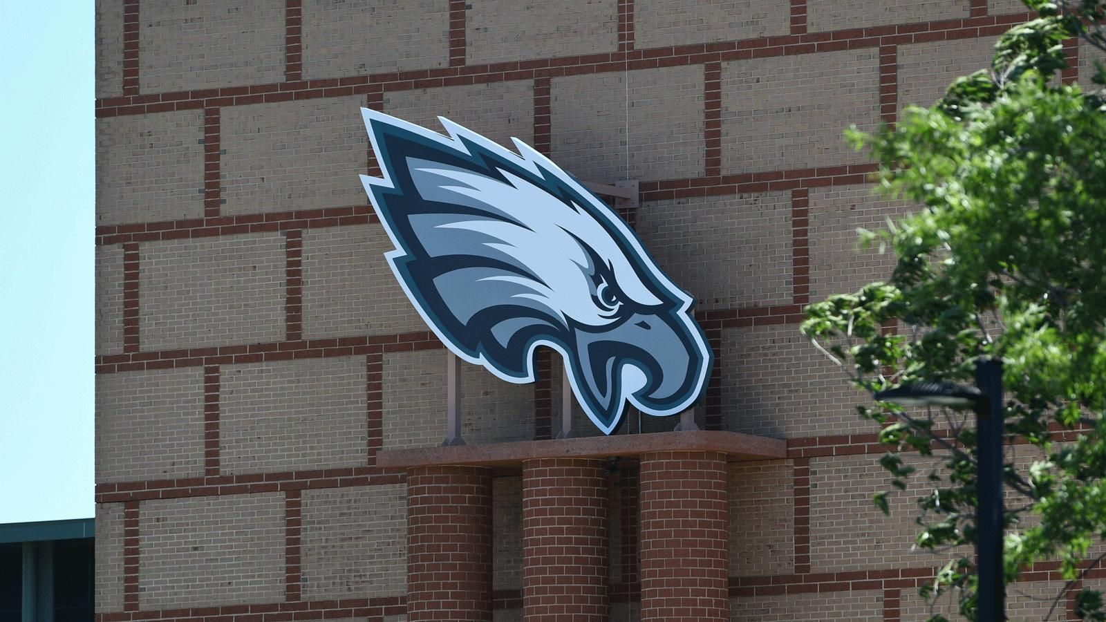 <strong>Philadelphia Eagles</strong><br>
                Als das Team 1933 in Philadelphia gegründet wurde, hatte das Land eine schwere Wirtschaftskrise hinter sich. Der damalige Präsident Franklin D. Roosevelt hatte die National Recovery Administration gerufen. Dies war eine von vielen Reformen, um die Wirtschaft wieder auf Kurs zu bringen. Das Logo der National Recovery Administration zeigte einen Adler (englisches Wort: eagle). Dies inspirierte den Besitzer Bert Bell dazu, sein Team nach diesem Vogel zu benennen.
