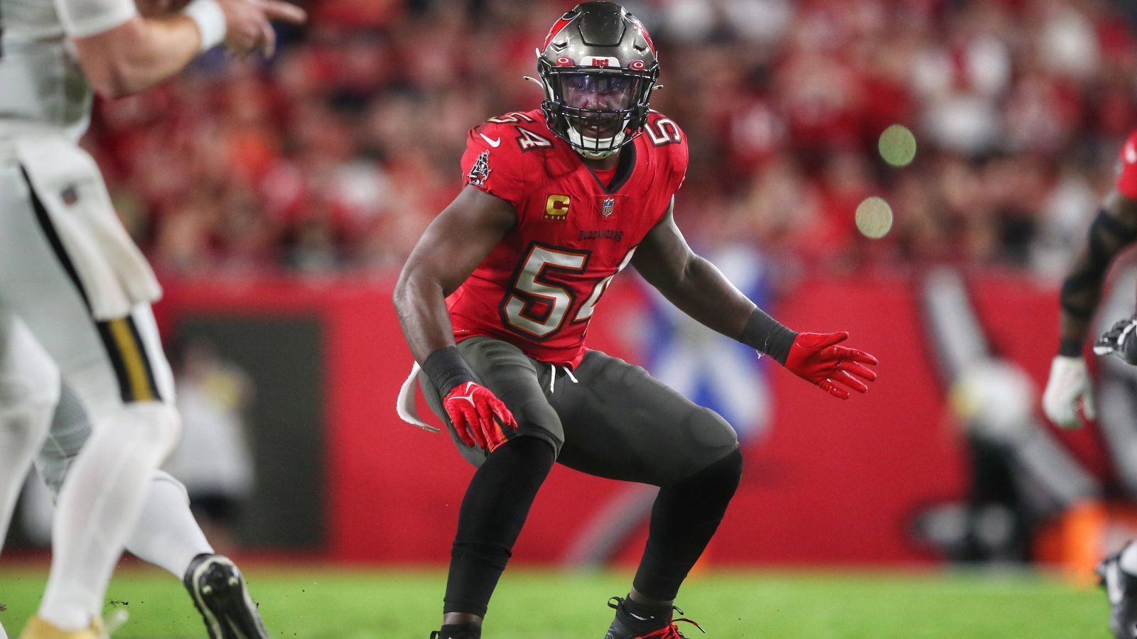 
                <strong>Detroit Lions: LB Lavonte David</strong><br>
                Seine ganze Karriere verbrachte Linebacker Lavonte David bei den Tampa Bay Buccaneers. Nach dem Rücktritt von Tom Brady jedoch scheint in Florida Tabula Rasa zu herrschen, dem Umbruch dürfte auch David zum Opfer fallen. Hier könnten die Detroit Lions zuschlagen, die neben ihrer prächtigen Offense einige Löcher in der Defense haben. Die Verpflichtung von David wäre ein sinnvoller erster Schritt.
              