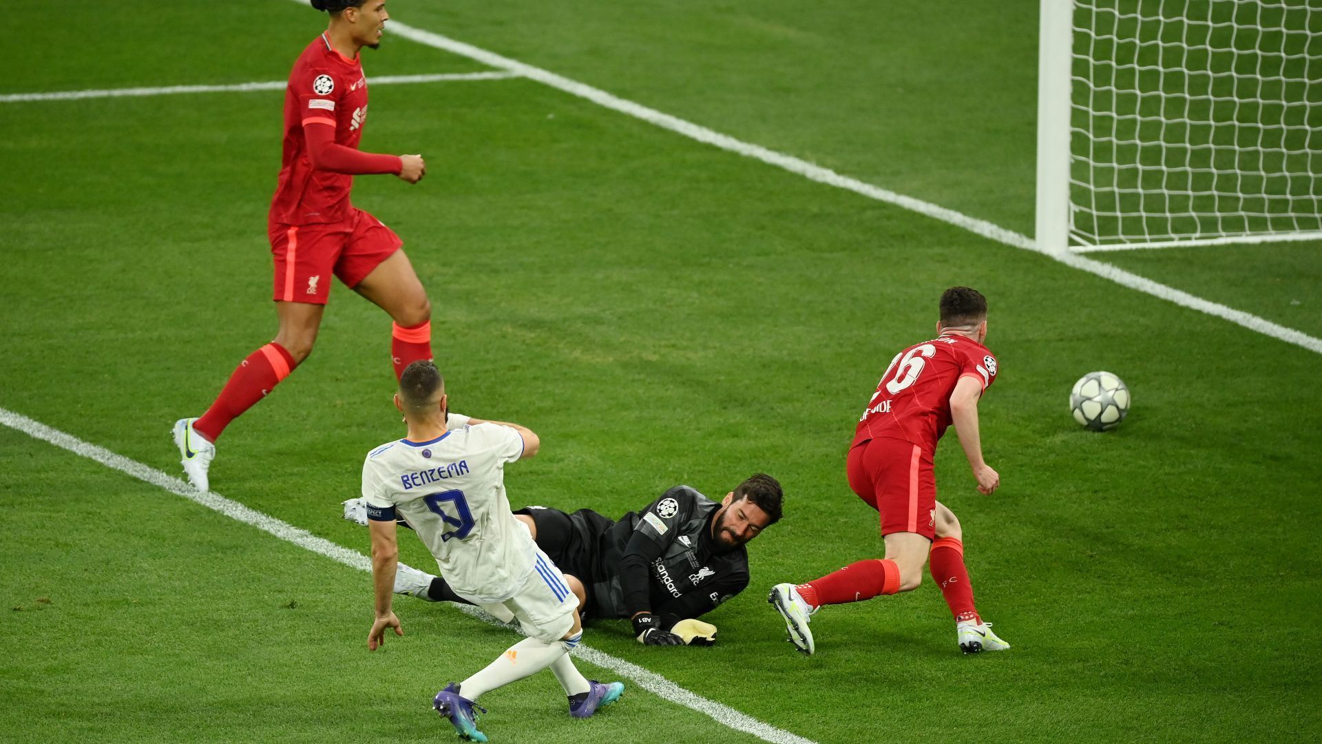 
                <strong>Alisson Becker</strong><br>
                Hat in der ersten Halbzeit kaum etwas zu tun – und dann richtig Glück, als Benzemas Treffer nach minutenlangem VAR-Check wegen einer Abseitsstellung nicht gegeben wird. Denn in der Szene wird er sich mit Konate nicht einig, wodurch Benzema zum Abschluss kommt. In der zweiten Halbzeit kommt auch nicht viel auf seinen Kasten. Ist beim Gegentor machtlos. ran-Note: 4
              