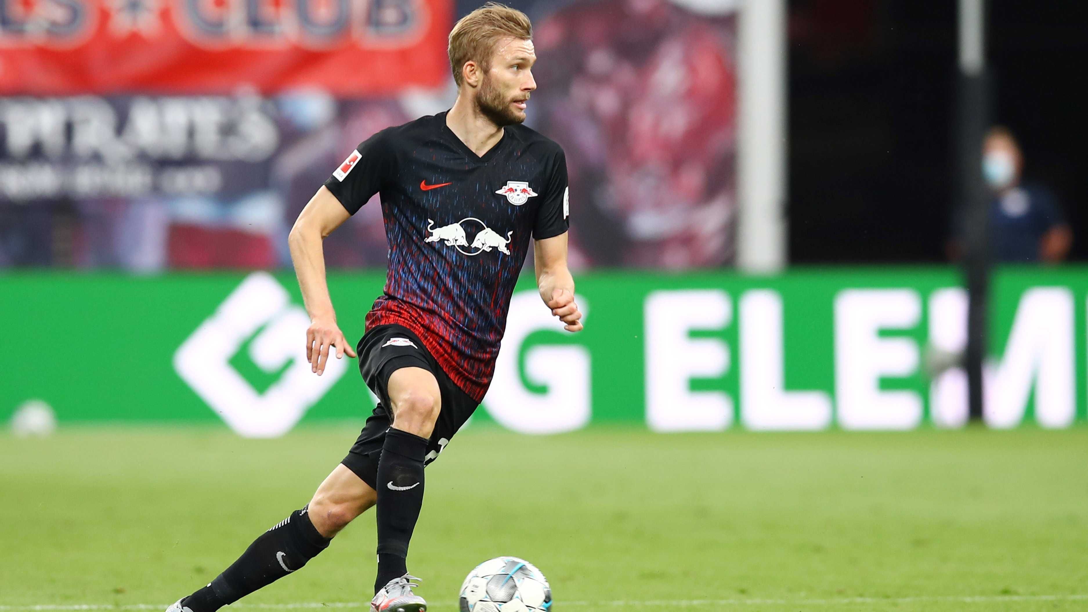 
                <strong>Mittelfeld: Konrad Laimer (RB Leipzig) </strong><br>
                Konrad Laimer ist ohnehin wohl einer der meist unterschätzten Bundesliga-Spieler seit langer Zeit. Als zentral-defensiver Mittelfeldspieler sorgte er im Leipziger Rückraum für Ruhe und hielt den kreativen Feingeistern vor ihm den Rücken frei. Fast überall einsetzbar war er die Allzweckwaffe von Trainer Julian Nagelsmann, was die 29 Einsätze trotz der hohen Konkurrenz im Leipziger Mittelfeld beweisen. Zudem konnte der 23-Jährige in dieser Saison sein offensives Talent einbringen, so kam er auf zwei Tore und sechs Vorlagen. Seine 60 Fouls (Platz drei in der Liga-Statistik) zeigen auch, dass er sich für keinen Einsatz zu schade war. Es ist schwer, in dieser Leipziger Mannschaft rauszustechen, doch durch seine unverkennbare Art gelingt ihm das recht häufig. 
              