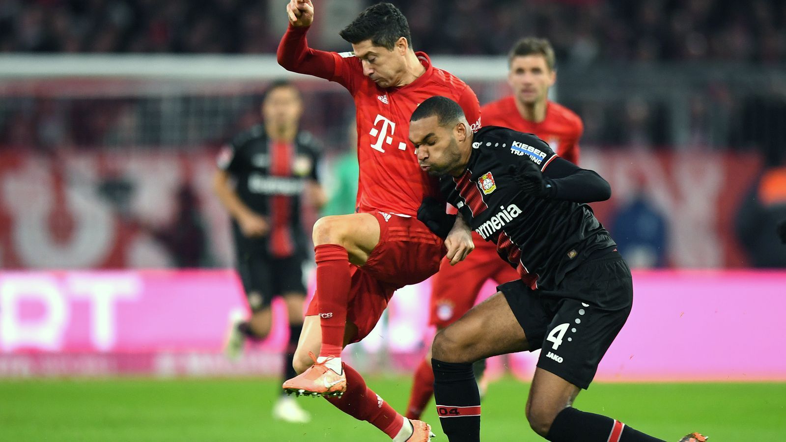 
                <strong>Robert Lewandowski</strong><br>
                Den Gästen gelingt es, den Torjäger weitgehend aus dem Spiel zu nehmen. Beim 1:1 lässt Lewandowski den Ball zu Bayerns Glück passieren, womit Müller in Position kommt. Ihm selbst geht das aber komplett ab - selbst aus bester Position fliegt die Kugel regelmäßig am Kasten vorbei. ran-Note: 5
              