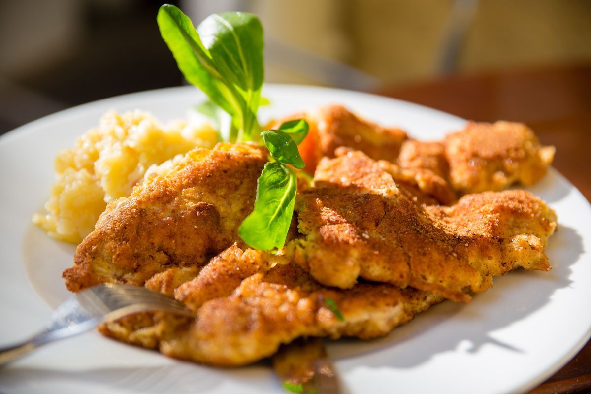 Eilsbrunner Brezenschnitzel mit Kartoffelsalat