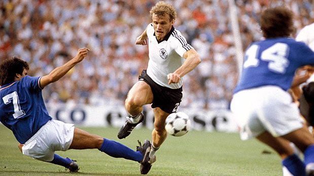 <strong>Finale bei der WM 1982</strong><br>
                WM 1982: Zum bislang einzigen Mal stehen sich die Fußball-Großmächte am 11. Juli 1982 in einem Endspiel gegenüber. Es wird eine einseitige Angelegenheit in Madrid: Trotz eines verschossenen Elfmeters führt Italien dank dreier Treffer binnen 24 Minuten mit 3:0. Paul Breitners Anschlusstreffer zum 1:3-Endstand kommt acht Minuten vor Schluss deutlich zu spät. Die "Squadra Azzurra" feiert ihren dritten von mittlerweile vier WM-Titeln.