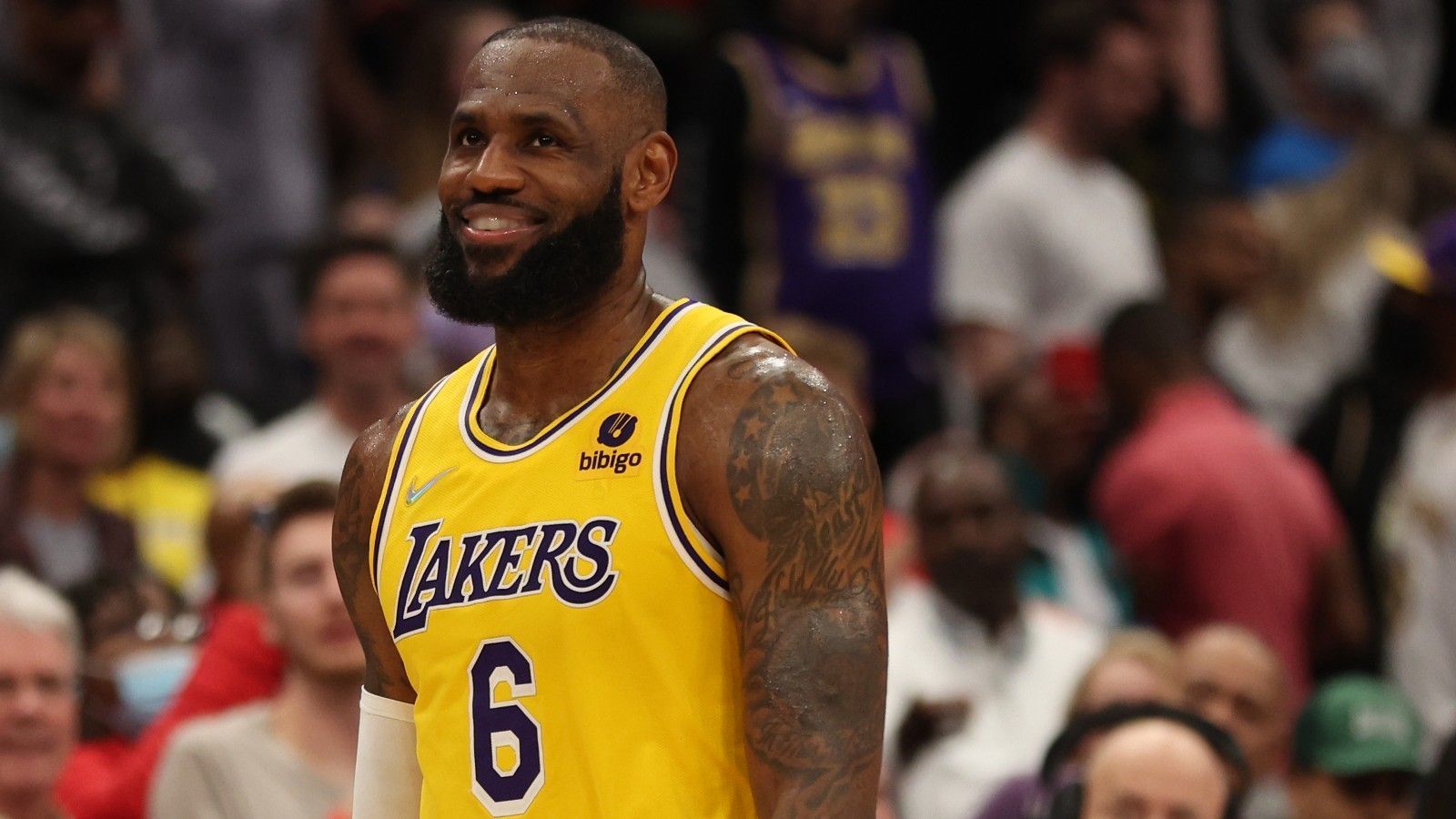 
                <strong>Platz 2: LeBron James</strong><br>
                36.947 Punkte (noch aktiv). Mit den Lakers läuft es zwar aktuell nicht wirklich rund, dennoch besteht am Können von LeBron James kein Zweifel. Vier NBA-Meisterschaften, vier MVP-Auszeichnungen, zwei Mal Olympisches Gold, 17 Berufungen in die All-Star-Auswahl - King James blickt auf eine mehr als nur erfolgreiche Karriere - die noch nicht zu Ende ist. Bis zum Führenden in dieser Kategorie ist es aber noch ein Stück.
              