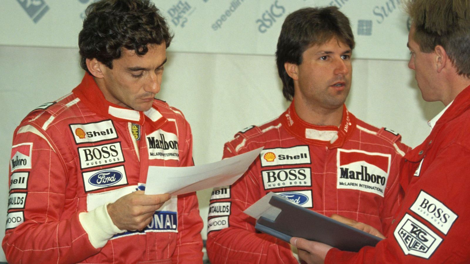 
                <strong>Mario und Michael Andretti</strong><br>
                Michael (Mi.) schaffte es nach seinem Vater ebenfalls in die Formel 1, hatte dabei aber kein Glück. Diverse Umstände führten dazu, dass er sein Talent nicht zeigen konnte. 1993 hatte er bei McLaren den großen Ayrton Senna als Teamkollegen und keine Chance: Nach 13 Rennen und mageren sieben Punkten wurde er durch Mika Häkkinen ersetzt.
              