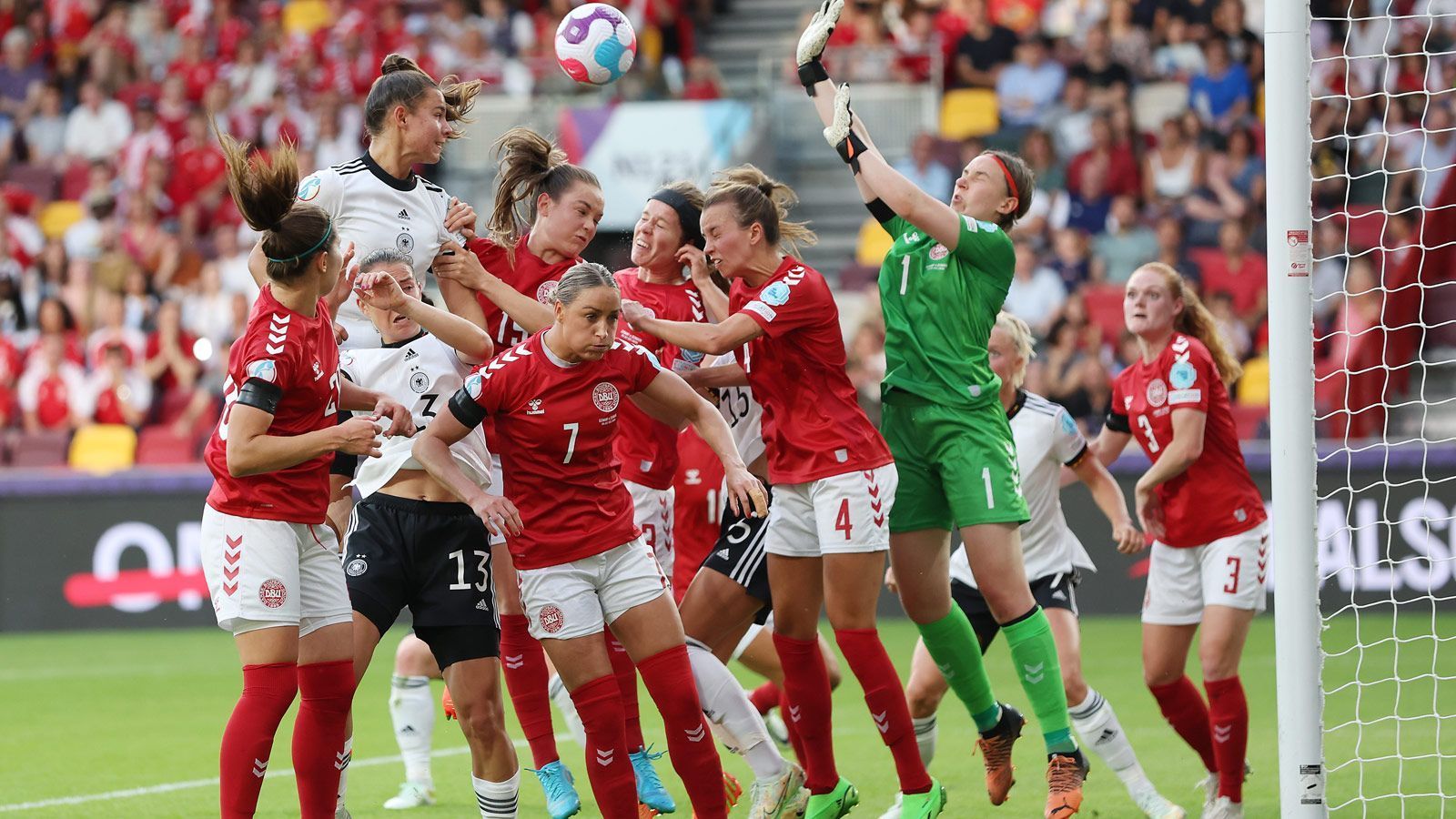 
                <strong>Lena Oberdorf</strong><br>
                Schaltstation im Mittelfeld und für das Gleichgewicht zwischen Offensive und Defensive verantwortlich. Eine Spielerin, die gewiss besonders dann auffällt, wenn sie der Mannschaft nicht zur Verfügung steht, weil sie zwar unspektakulär agiert, aber enorm wichtig ist. Legt das dritte deutsche Tor auf. - ran Note: 2 
              