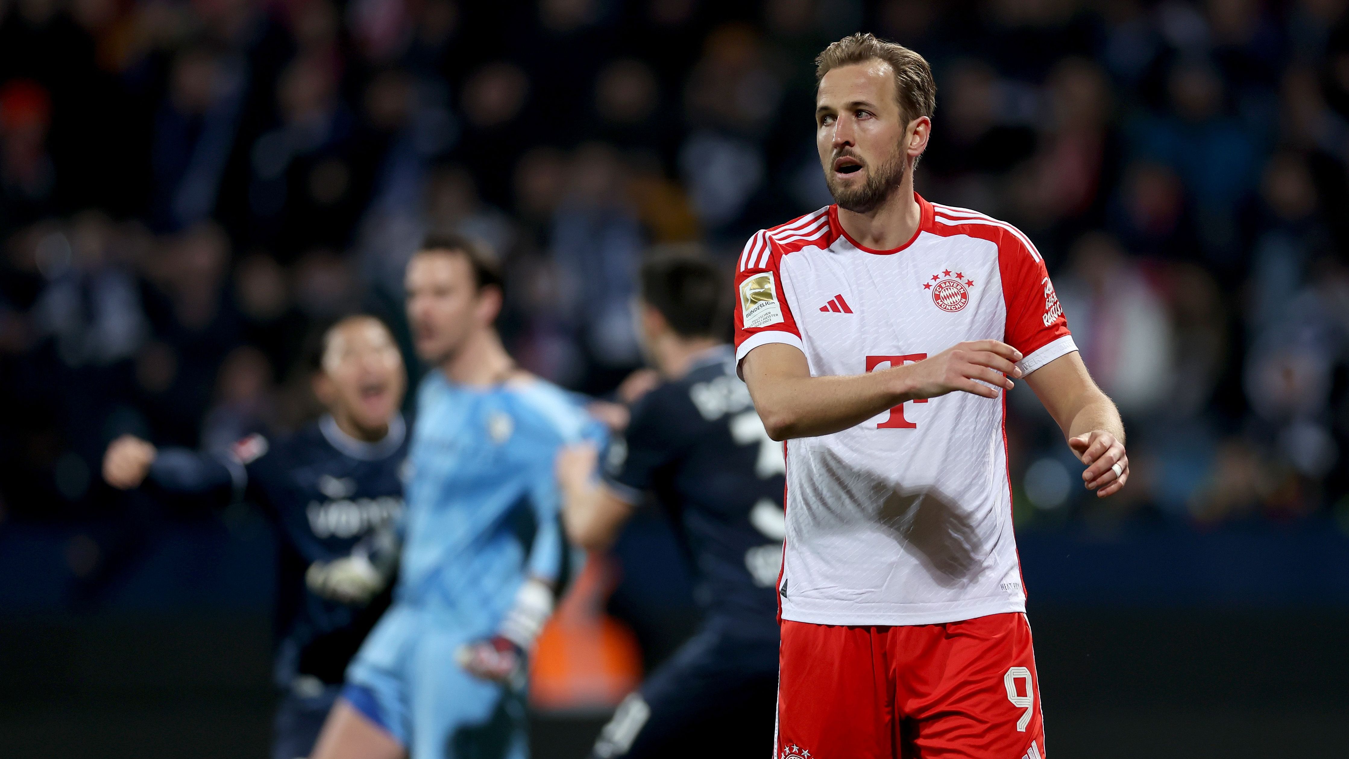 <strong>Harry Kane wird am Lewandowski-Torrekord scheitern</strong><br>Rekord-Neuzugang ist zwar in einer insgesamt enttäuschenden Bayern-Saison mit bislang 25 Bundesliga-Toren einer der wenigen verlässlichen Leistungsträger. Den Bundesliga-Torrekord von Robert Lewandowski (41 Saisontreffer) wird der Engländer in seiner ersten Saison in Deutschland trotzdem nicht knacken, vielmehr steht ihm eine weitere Saison ohne Meistertitel bevor.