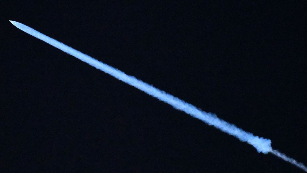 Eine Rakete des privaten Weltraum-Unternehmens SpaceX hat kurz nach dem Start Probleme bekommen.