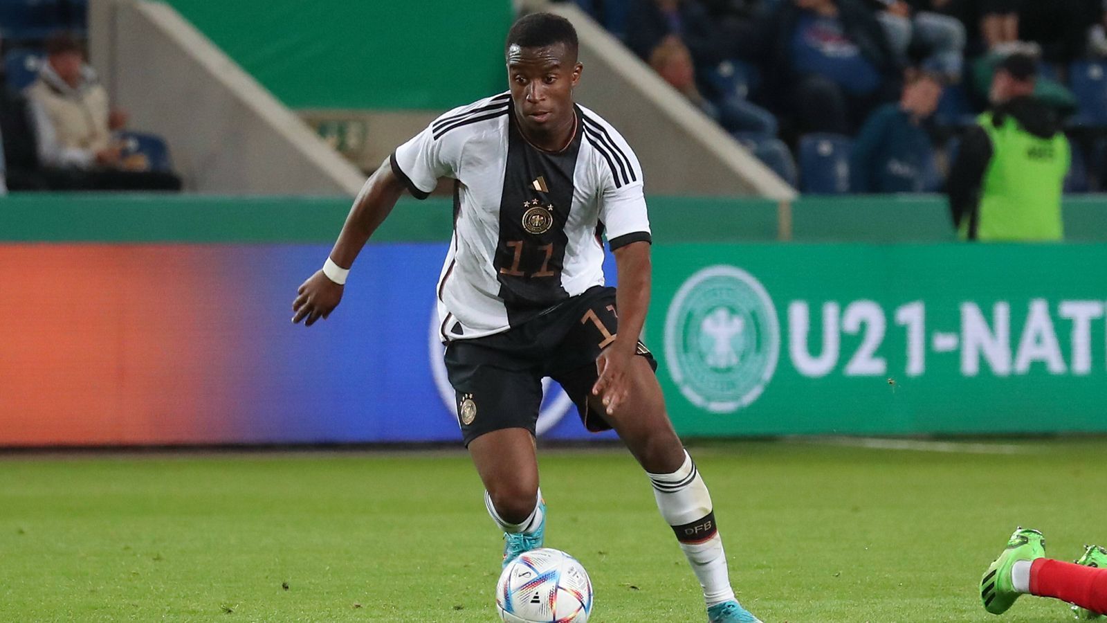 
                <strong>Youssoufa Moukoko</strong><br>
                &#x2022; Verein: Borussia Dortmund<br>&#x2022; Länderspiele: /<br>&#x2022; Bundesligaspiele: 42<br>&#x2022; Bundesligatore: 11<br>
              