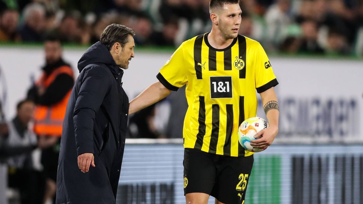 Niklas Suele Süle (Borussia Dortmund,25) mit Trainer Niko Kovac (VfL Wolfsburg) - 1. Fussball Bundesliga Saison 2022-2023 Punktspiel VfL Wolfsburg vs. Borussia Dortmund in der Volkswagen Arena in W...