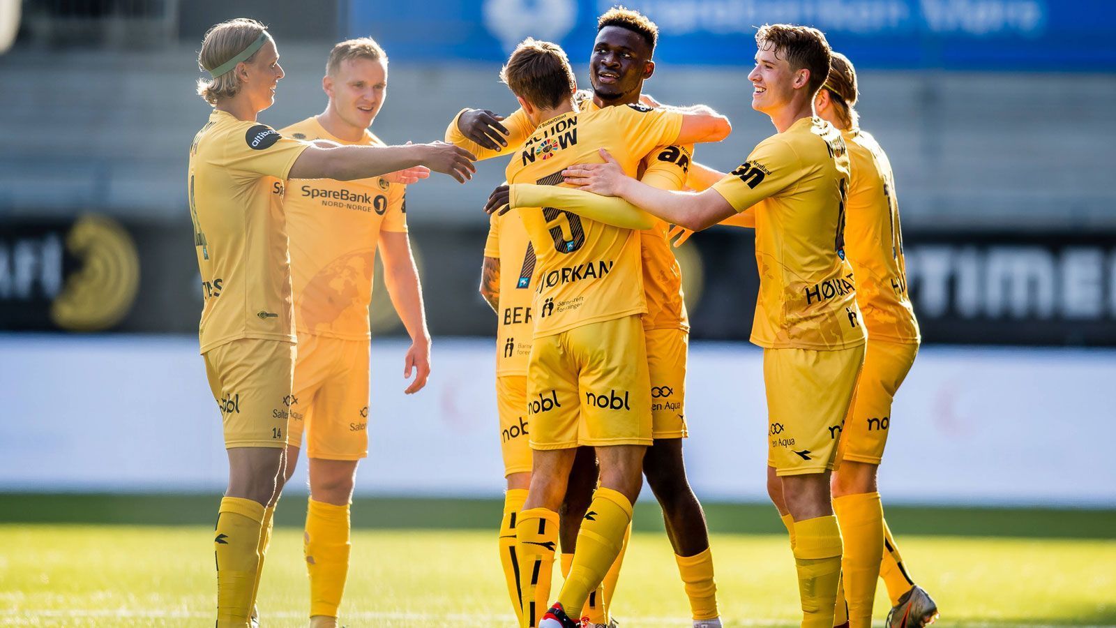 
                <strong>Noch ein Sieg bis zum Titel</strong><br>
                Hinter der Mannschaft des FK Bodö/Glimt liegt eine beeindruckende Saison: Sechs Spieltage vor dem Saisonende steht der Verein mit 18 Punkten Vorsprung an der Spitze der norwegischen Liga, ein Sieg trennt ihn vom erstmaligen Gewinn der nationalen Meisterschaft. Aus 24 Spielen fuhr die Mannschaft von Trainer Kjetil Knutsen 21 Siege ein und erzielte dabei 83 Tore. Nicht weniger bemerkenswert ist die Tatsache, dass dem kleinen Verein nur ein Viertel des Budgets von Norwegens Altmeister Rosenborg Trondheim zur Verfügung steht. Der Beiname "Leicester City Norwegens" kommt also nicht von ungefähr.
              