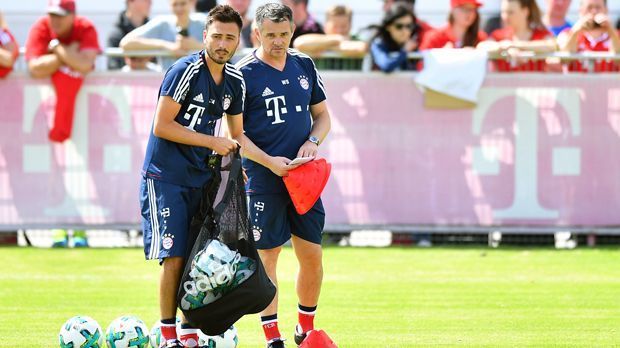 
                <strong>FC Bayern München</strong><br>
                Nanu, wer ist denn da wieder an der Säbener Straße? Richtig, Willy Sagnol (re.) gehört nun als Co-Trainer wieder dem FC Bayern München an. Der 40-Jährige, als Aktiver bereits jahrelang beim Rekordmeister, hat schon Erfahrung als Cheftrainer bei der U20 und U21 Frankreichs und dem Erstligisten Girondins Bordeaux gesammelt.
              