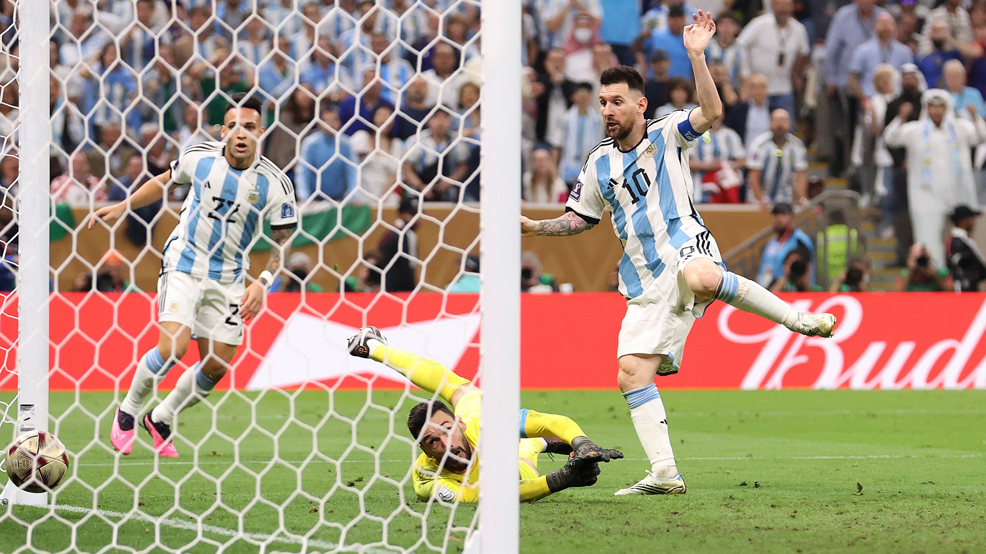 <strong>Erzielen eines Treffers mit einer zusätzlichen Person auf dem Feld</strong><br>Diese Regeländerung geht auf das Messi-Tor zum 3:2 im WM-Finale gegen Frankreich zurück. Damals stand ein Wechselspieler schon auf dem Platz, bevor der Ball die Torlinie überschritt. Zum damaligen Zeitpunkt hätte das Tor also eigentlich aberkannt werden müssen. Nun wird die Regel präzisiert. Nur, wenn diese zusätzliche Person ins Spiel eingreift, wird das Tor aberkannt.