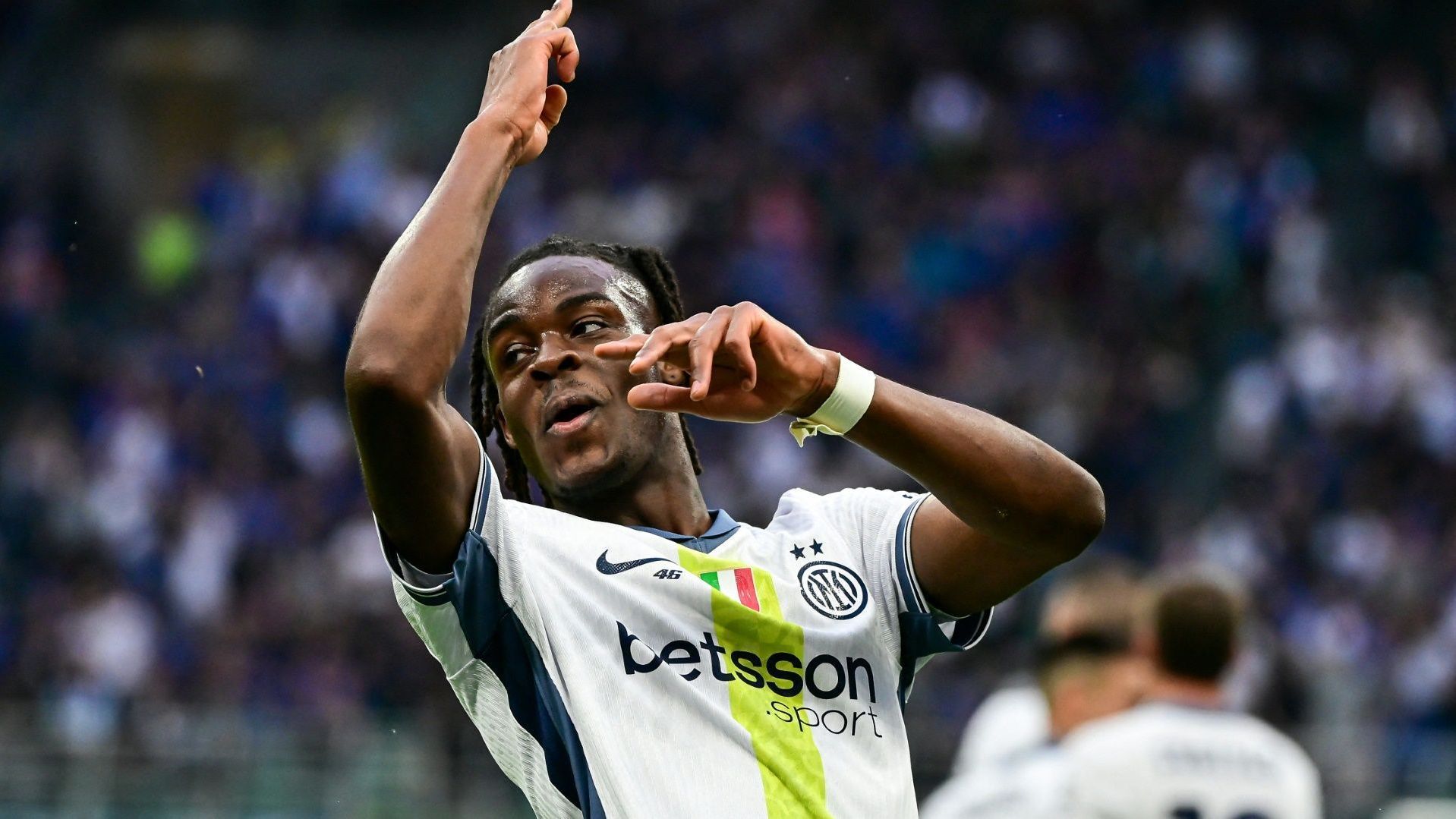 <strong>Yann Aurel Bisseck (Inter Mailand)</strong><br> Im Sommer 2023 befürchteten einige, dass der Schritt zu Inter Mailand für Yann Aurel Bisseck zu groß sein könnte. Knapp zwei Jahre später muss man aber festhalten, dass der Innenverteidiger alles richtig gemacht hat. Bisseck kommt auf stolze 40 Pflichtspiele in dieser Saison. Seine enorme Entwicklung soll auch Interessenten aus der Premier League nicht verborgen geblieben sein ...