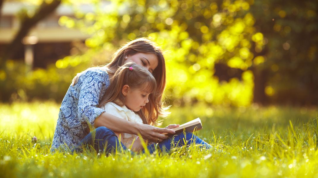 Gemeinsam fremde Welten entdecken: Diese Kinderbücher passen zum Frühling.