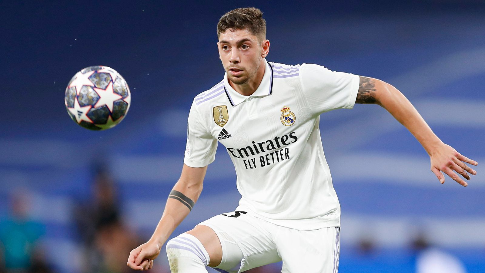 
                <strong>Federico Valverde</strong><br>
                Federico Valverde hingegen ist erst 24 Jahre alt und spielt in Reals Mittelfeldzentrale längst eine sehr wichtige Rolle. Von allen hier genannten Spielern brachte er es auf die meiste Einsatzzeit in der vergangenen Saison. Der Uruguayer kommt immer wieder auch im rechten Mittelfeld zum Einsatz und konkurriert mit Bellingham somit auf zwei Positionen. Valverde könnte in der Zukunft mit Bellingham ein starkes Mittelfeldgespann bilden, gleichzeitig ist er der Platzhirsch, an dem sich der Neuzugang messen muss.
              